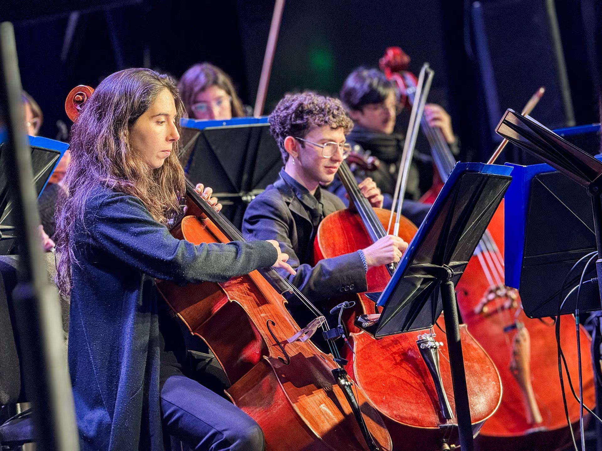 Los jóvenes músicos del Colón deleitaron al público en la Feria del Libro.