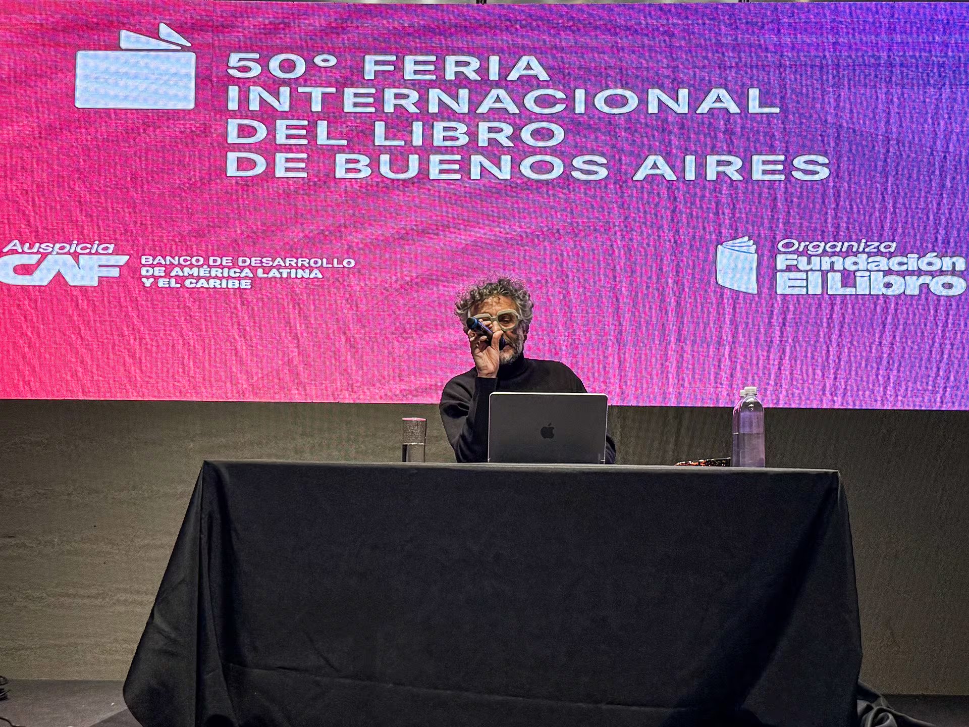 Fito Páez lee su ensayo en la Feria del Libro.