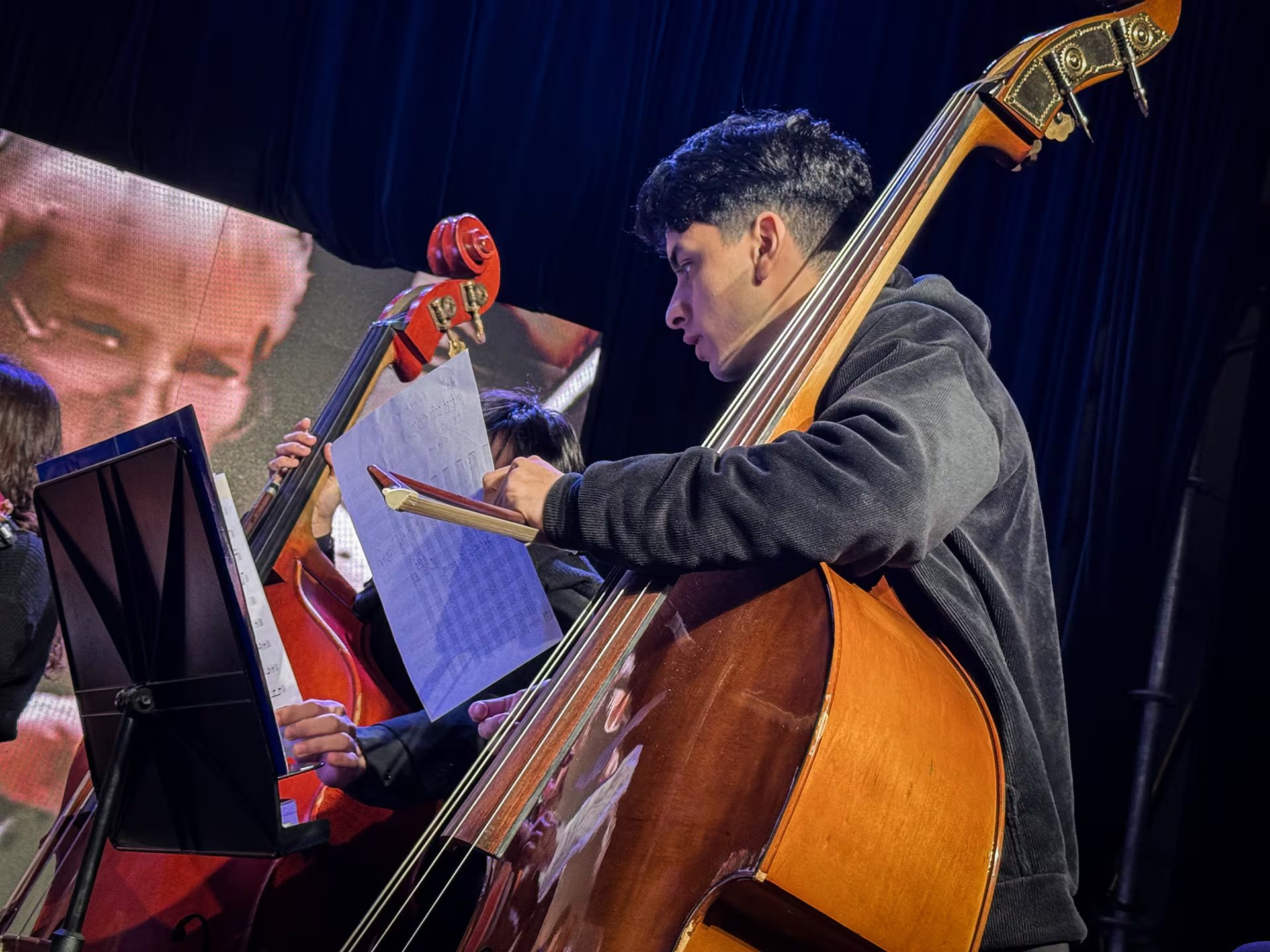 La camerata de cuerdas del Instituto Superior de Arte del Teatro Colón conmovio la Feira del Libro (Fundación El Libro)