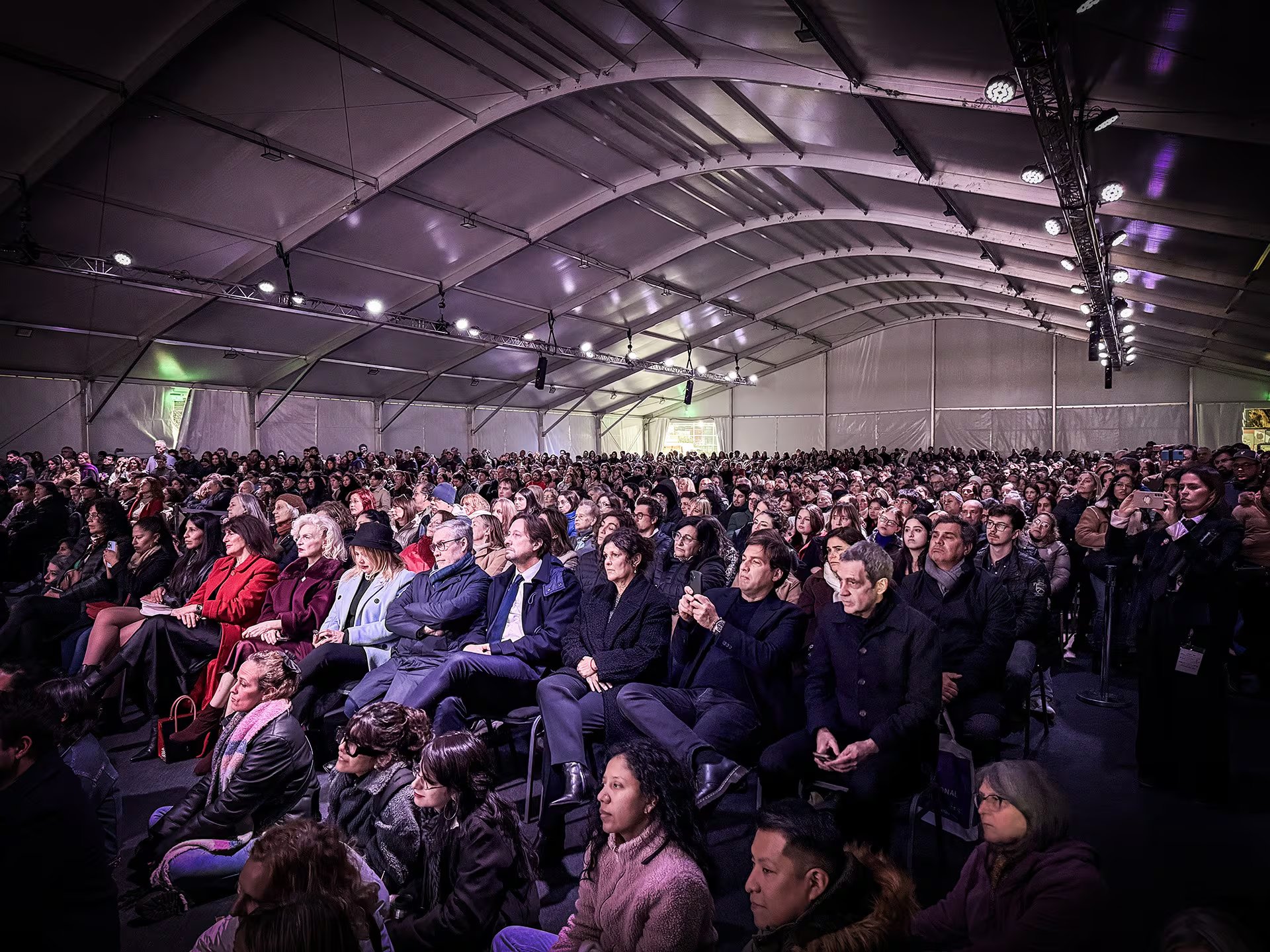 A carpa llena: 4500 personas escucharon la música del Teatro Colón en la Feria. En primera fila, la ministra porteña Gabriela Ricardes.
