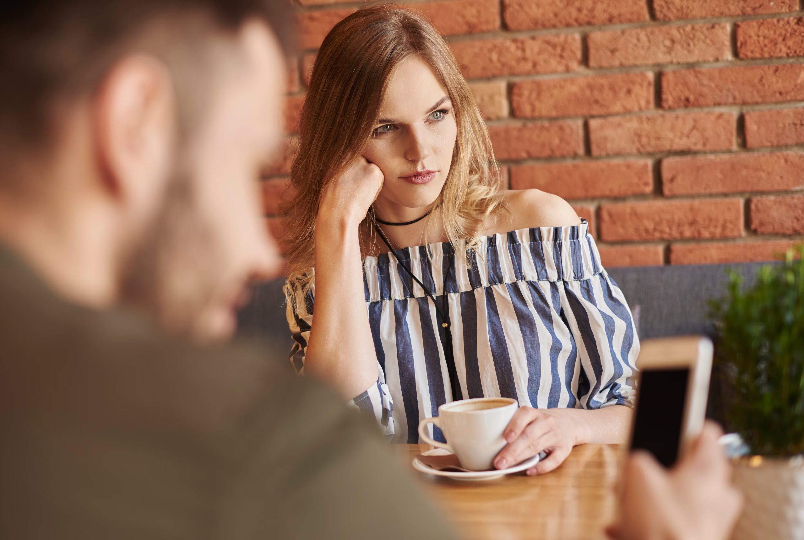 Las personas con apego evitativo demuestran el cariño de una forma diferente. (Freepik)
