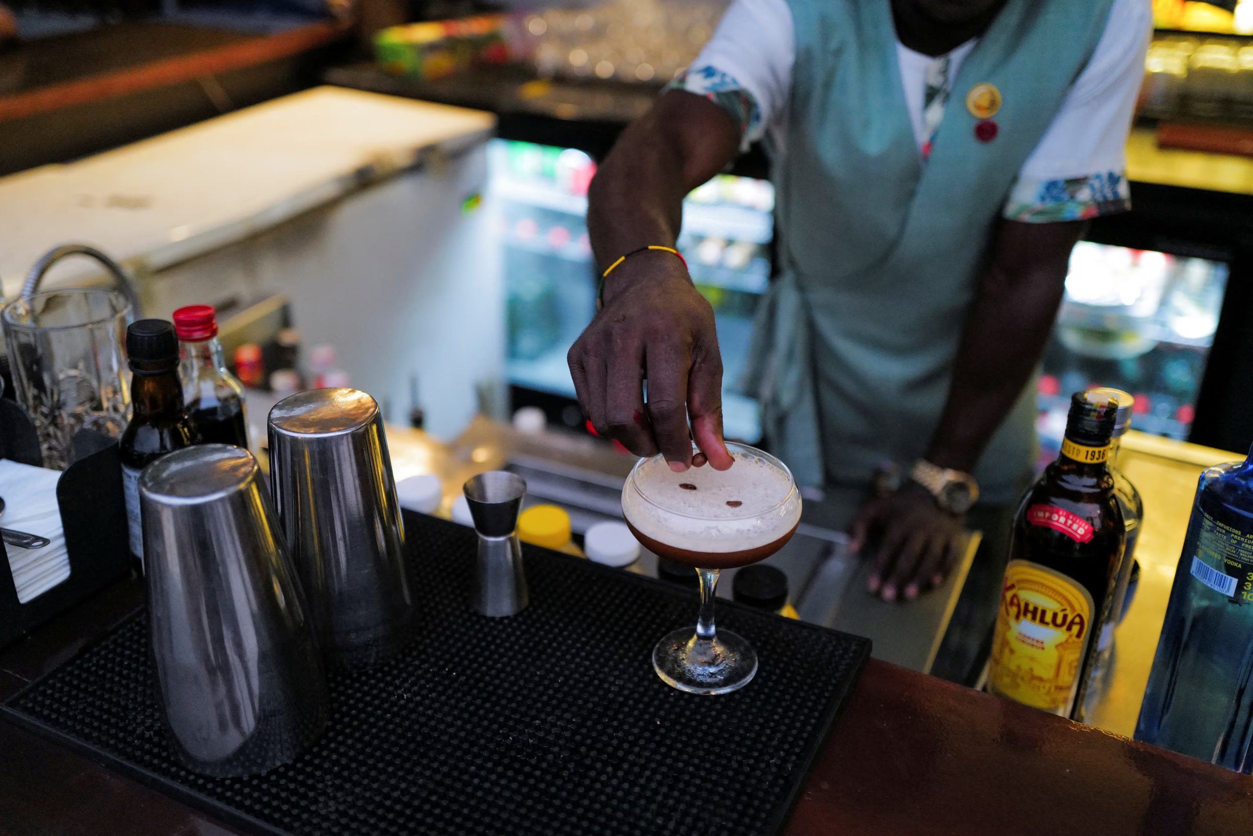Un coctelero espolvorea granos de café sobre una copa de espresso martini en un bar de Accra, Ghana (REUTERS/Francis Kokoroko)