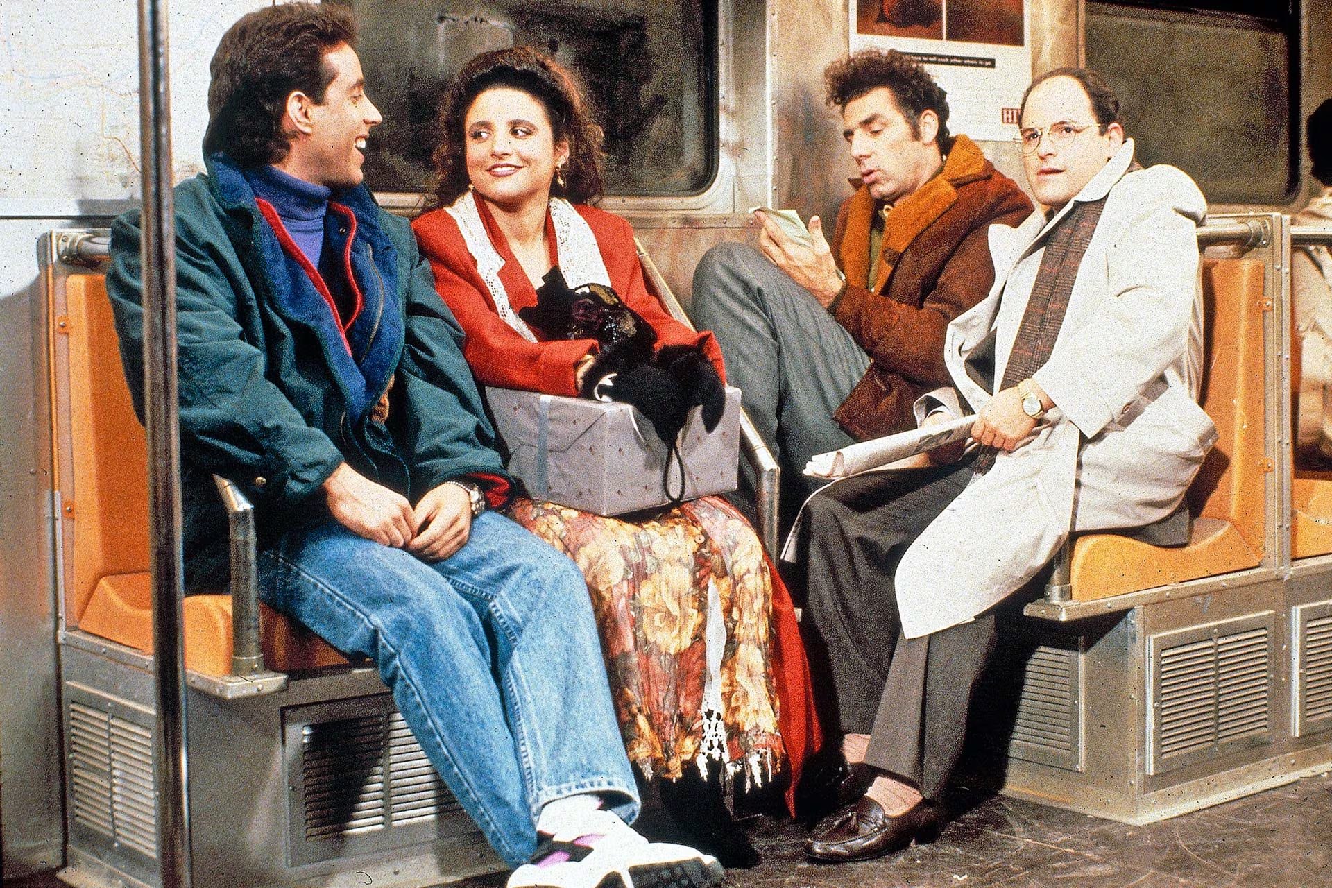 Seinfeld y Friends comparten una estructura coral centrada en la amistad urbana, pero adoptan estilos y sensibilidades distintas en el humor televisivo estadounidense