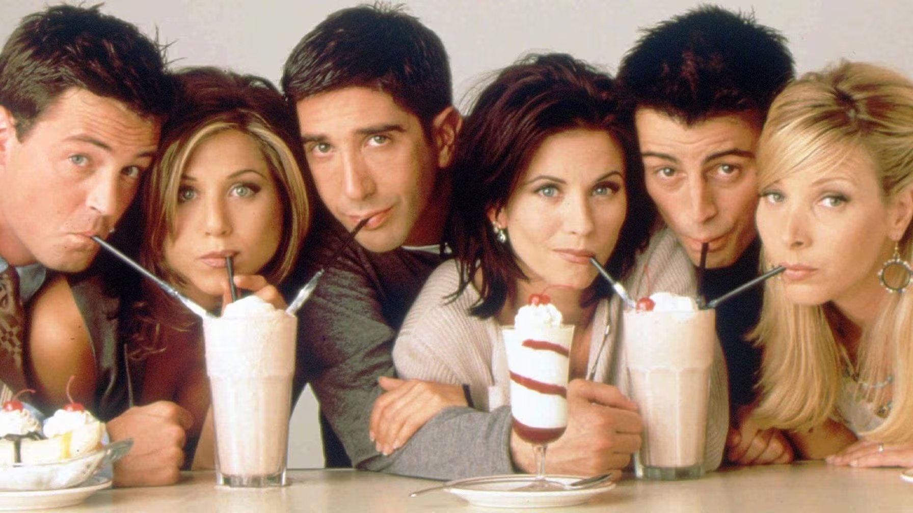 La principal diferencia entre Seinfeld y Friends radica en el tono: mientras la primera prioriza la autenticidad, la segunda destaca el atractivo físico de sus protagonistas (Foto: Warner Bros.)