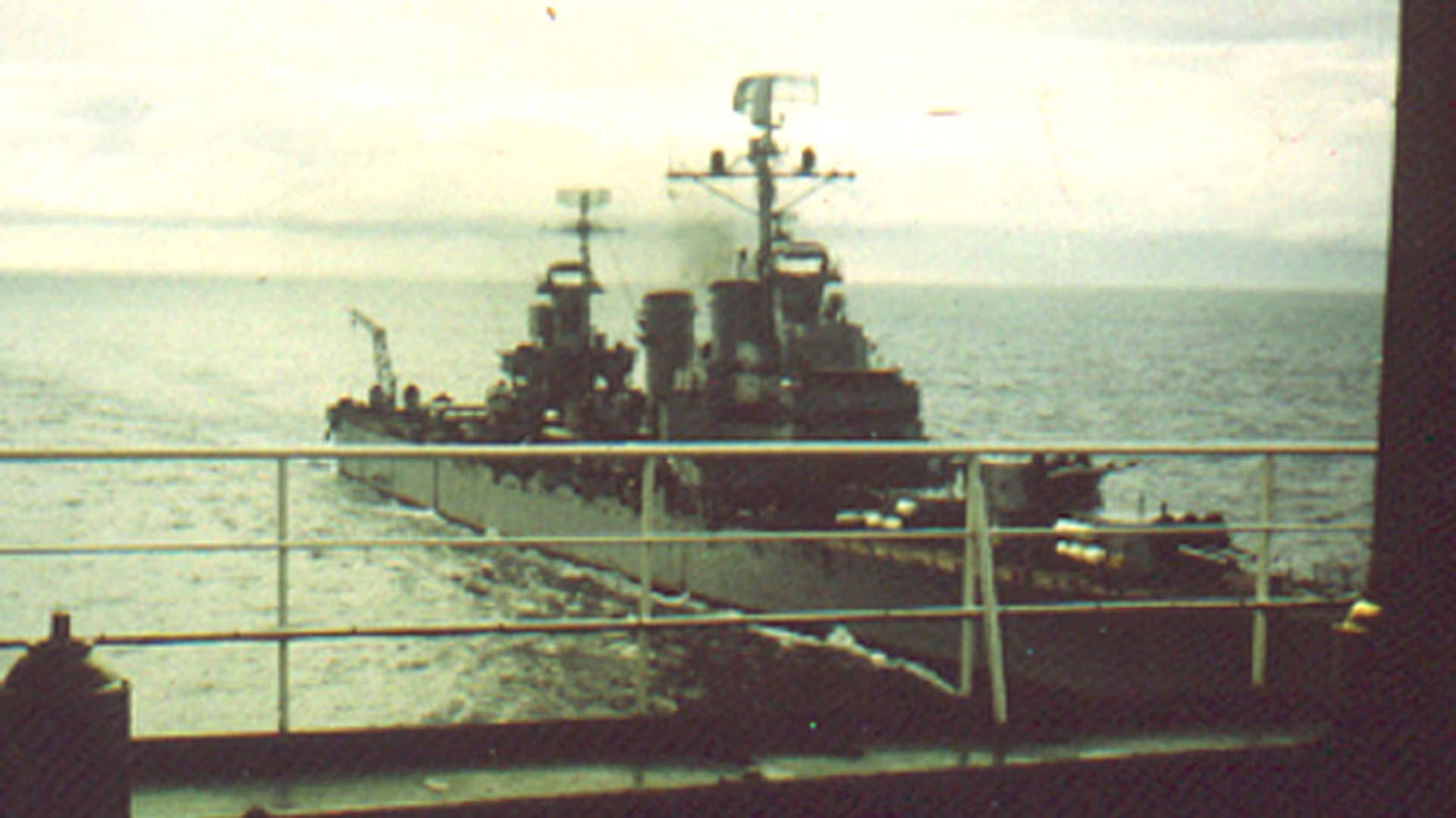 La última foto del crucero General Belgrano navegando, antes de recibir el ataque fatal
