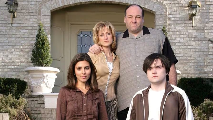 El vínculo entre Jamie Lynn Sigler y James Gandolfini trascendió la pantalla, creando un ambiente de confianza y apoyo en el rodaje (Créditos: HBO/Warner Bros)