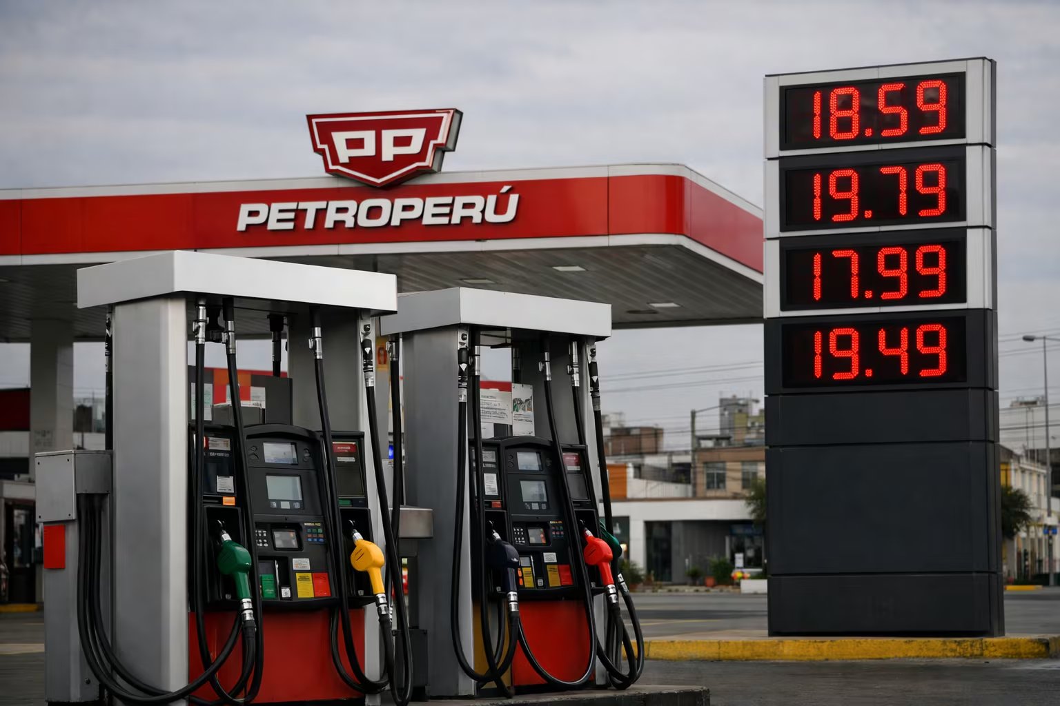 Una estación de servicio de Petroperú en Lima, Perú, exhibe altos precios de combustible en sus surtidores digitales, reflejando la actual tensión económica. (Imagen Ilustrativa Infobae)