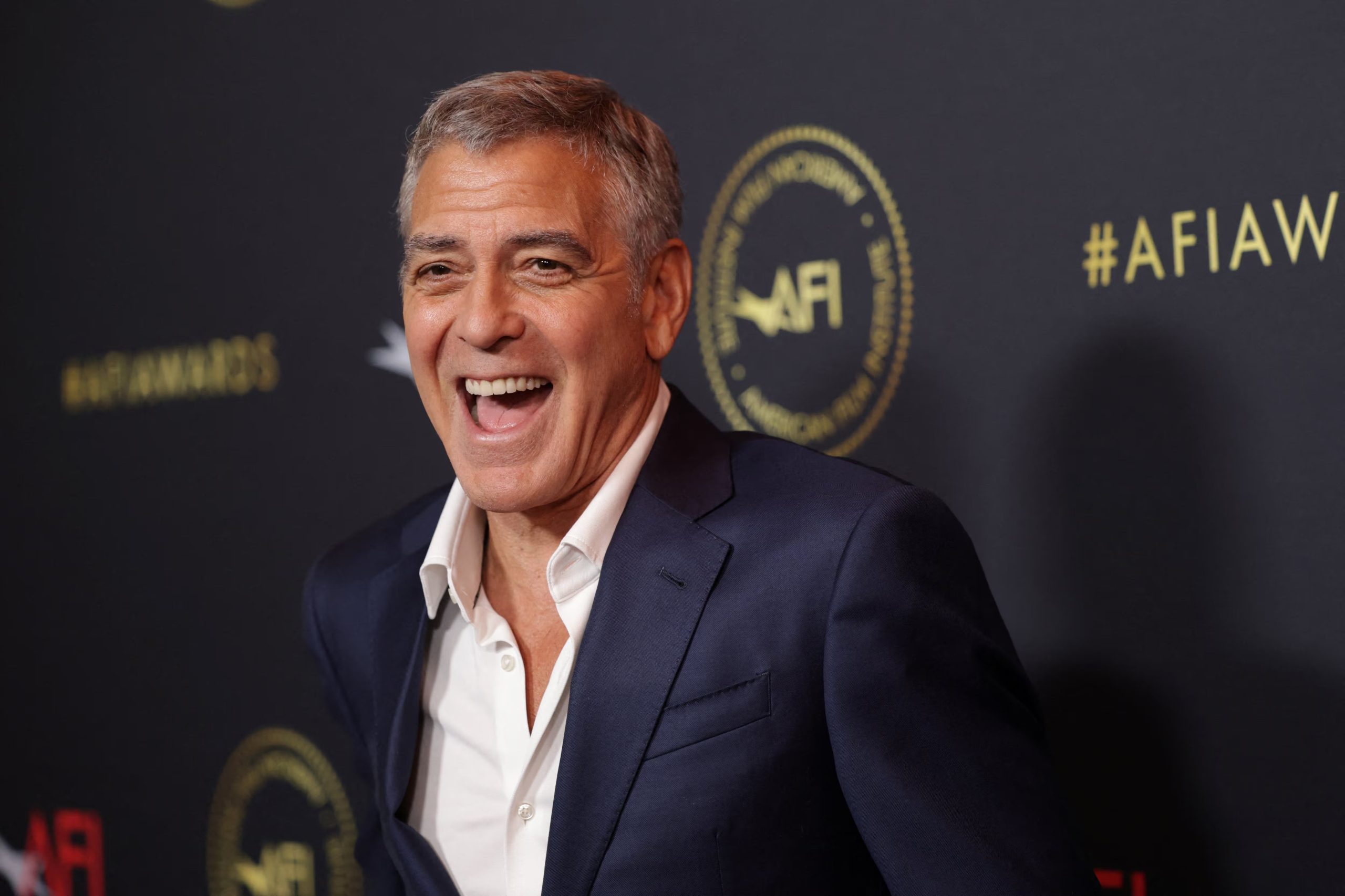 La presión de la fama afecta incluso a actores consagrados como Clooney, quien utiliza el humor y la camaradería para sobrellevar el escrutinio de la industria cinematográfica (REUTERS/Mario Anzuoni)