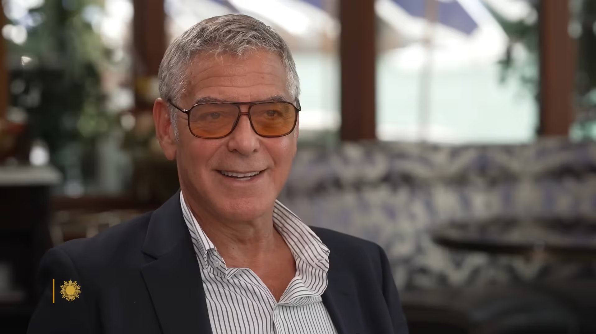 La estabilidad personal y profesional de Clooney depende de la gratitud, el sentido del humor y el apoyo de sus colegas dentro del ambiente cinematográfico (YouTube: CBS Sunday Morning)