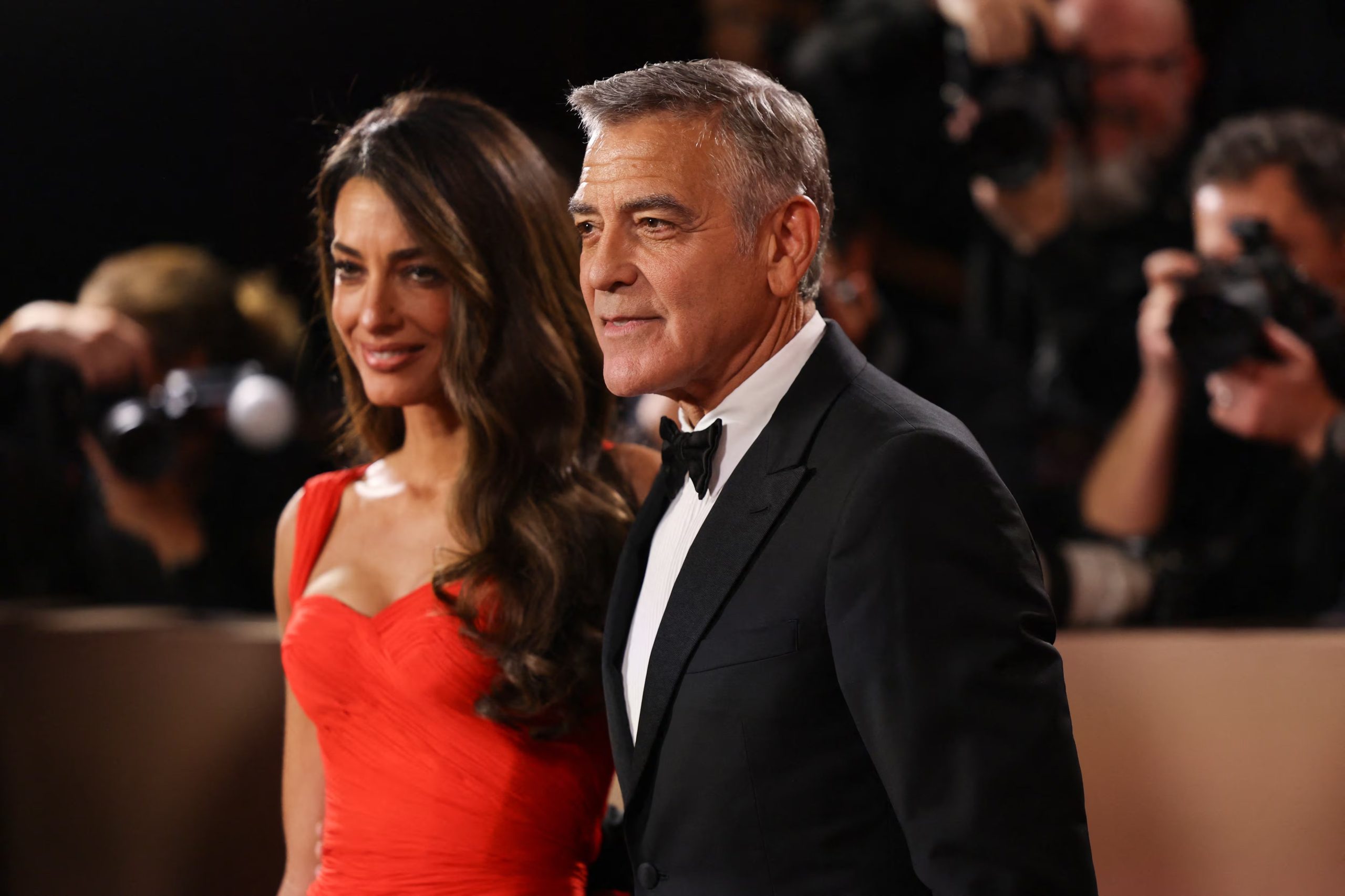 La pareja Clooney, padres de dos gemelos, compartió consejos de vida para sus hijos, priorizando valores como la curiosidad y el cuestionamiento sobre el mundo (REUTERS/Daniel Cole)