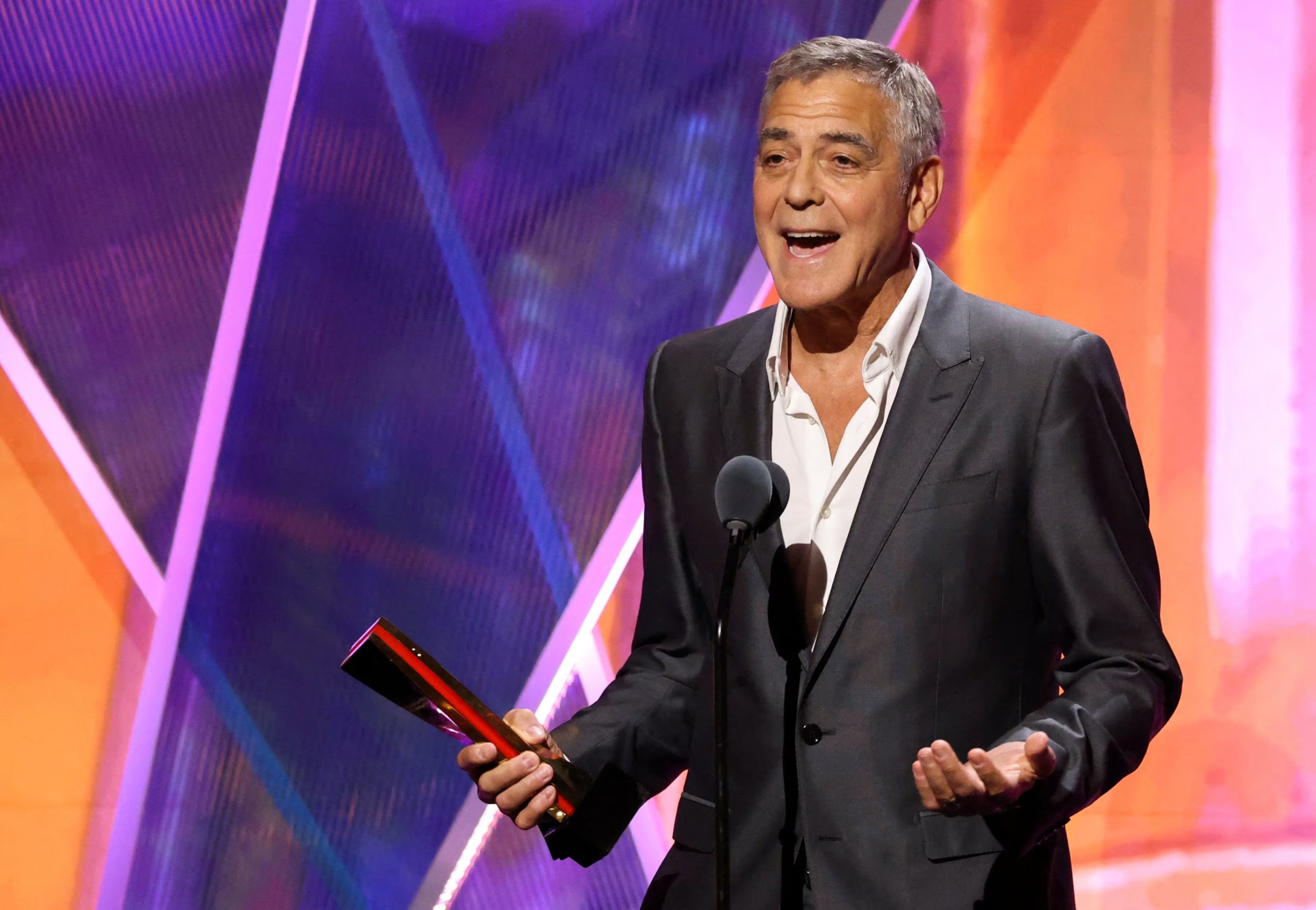 A pesar de años en Hollywood y varios premios, George Clooney admitió sentirse incómodo con la atención mediática durante galas y premiaciones (REUTERS/Mario Anzuoni)