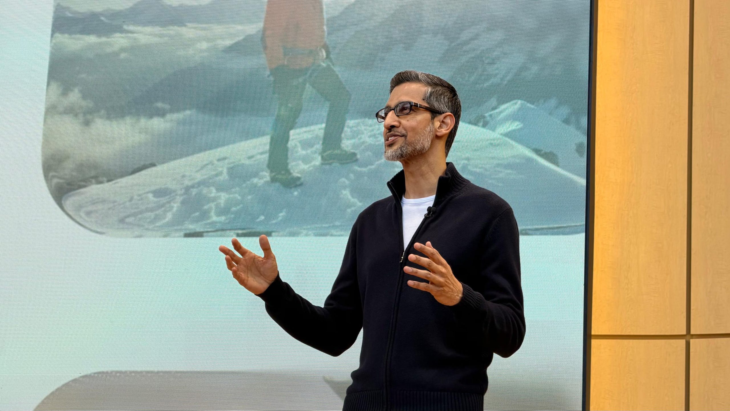 Sundar Pichai, CEO de Google, encabezó el evento Google I/O 2026, donde se presentó el avance que permite a la inteligencia artificial programar sistemas completos de manera autónoma.