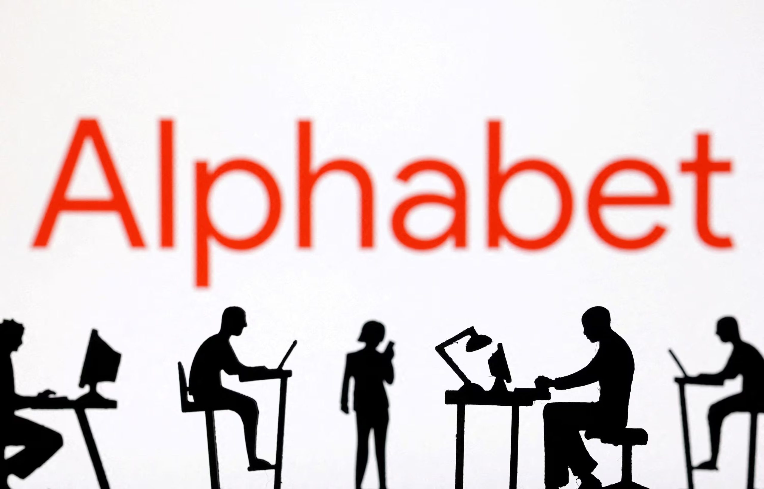 Alphabet supera expectativas en el primer trimestre de 2026 mientras invierte en IA - REUTERS/Dado Ruvic/Illustration/File Photo