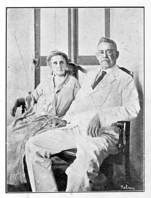 La Señora Trina de Moya, acompaña a su esposo Presidente de la República Dominicana Horacio Vasquez en la Galeria de la Mansión Presidencial. (Cortesía: Imágenes de Nuestra Historia , R.D)