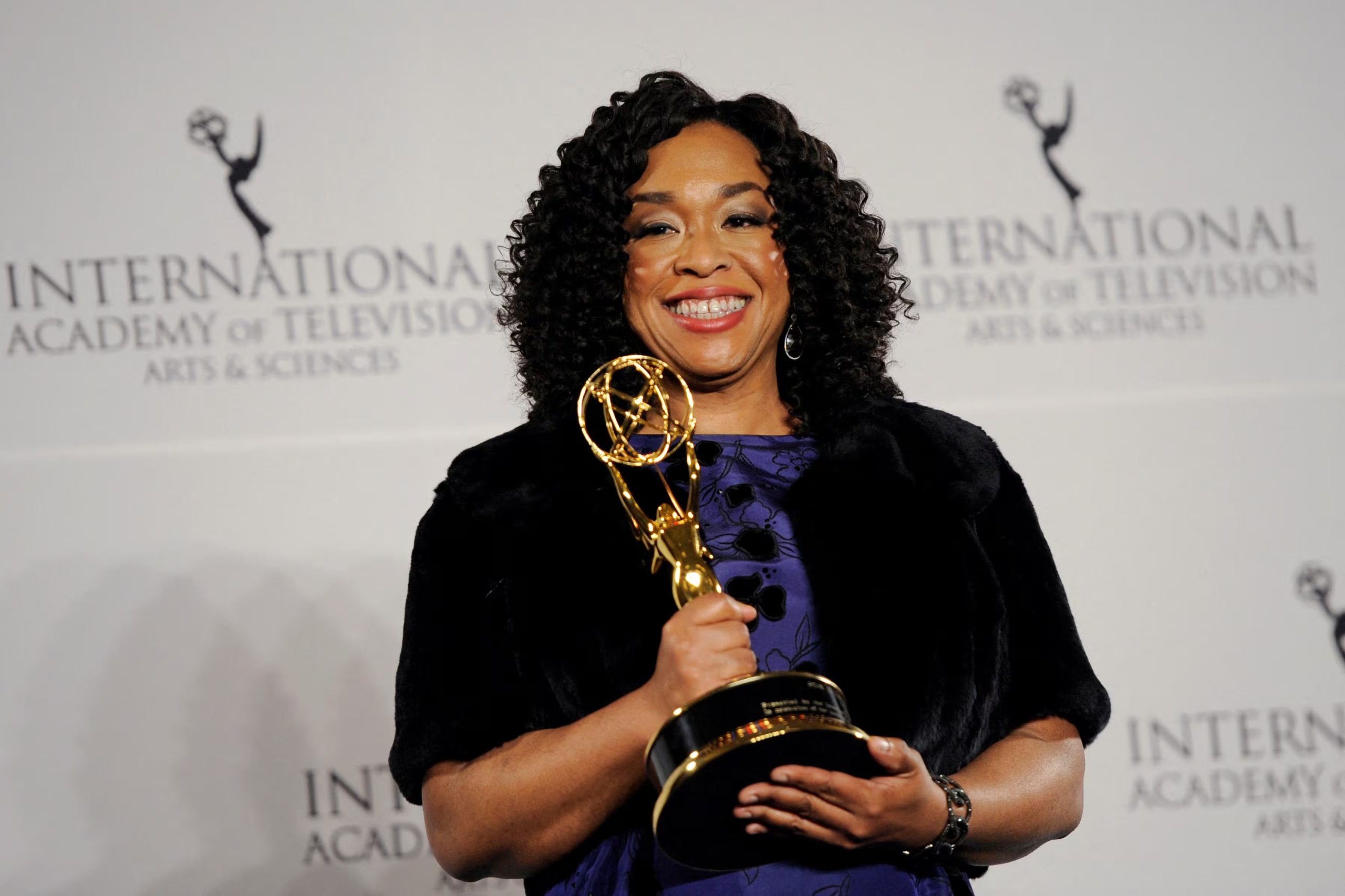 Shonda Rhimes y Meg Marinis, showrunner actual de Grey’s Anatomy, lideran la co-creación y producción ejecutiva de la nueva serie derivada (REUTERS/Mark Kauzlarich)