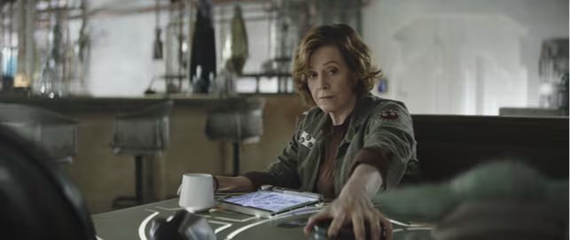 Sigourney Weaver debutó en la saga Star Wars como la coronel Ward, fascinada por la interacción directa con Grogu en el set de filmación. (Disney)