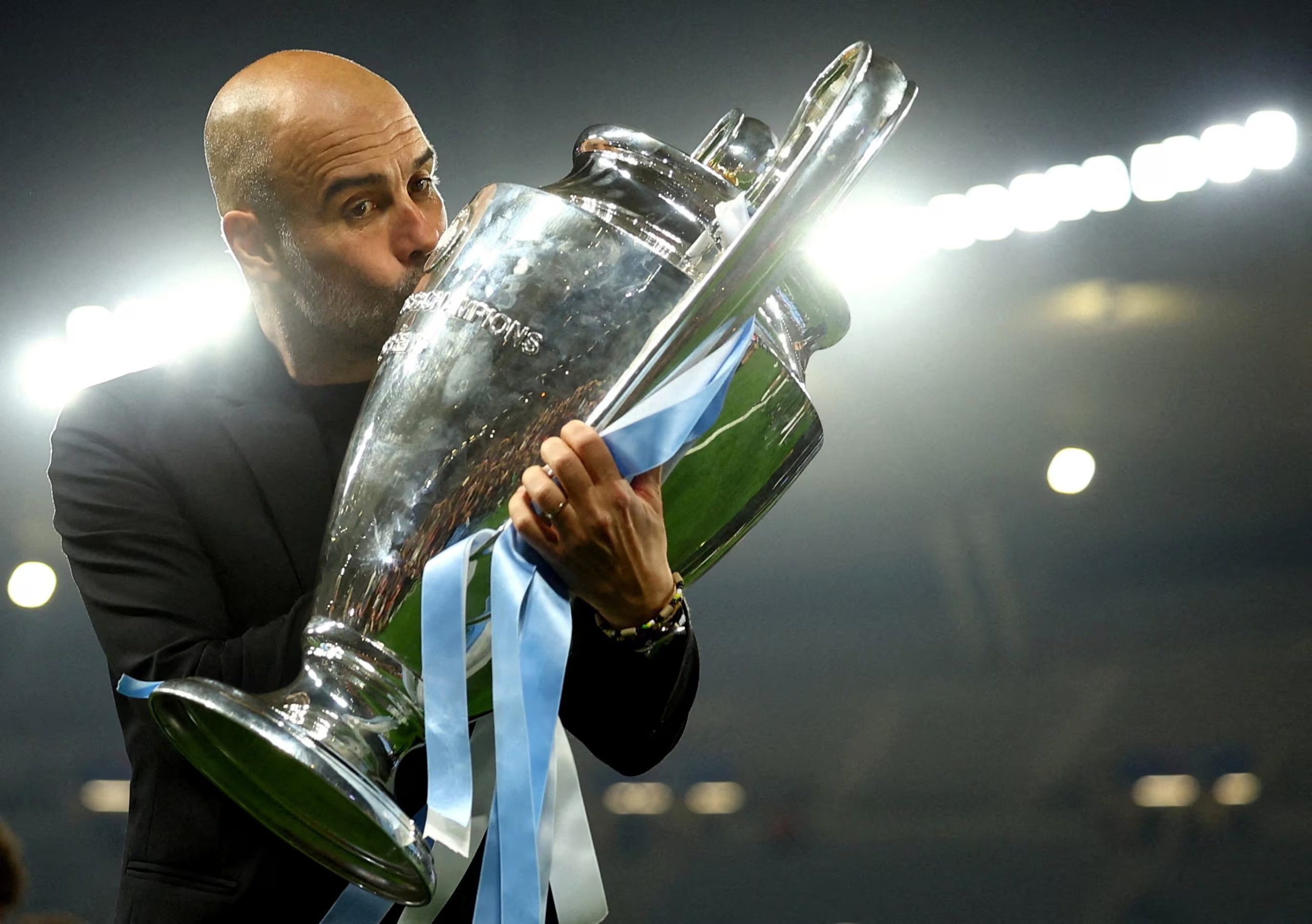 Guardiola besa la Champions conseguida. (REUTERS/Molly Darlington)
