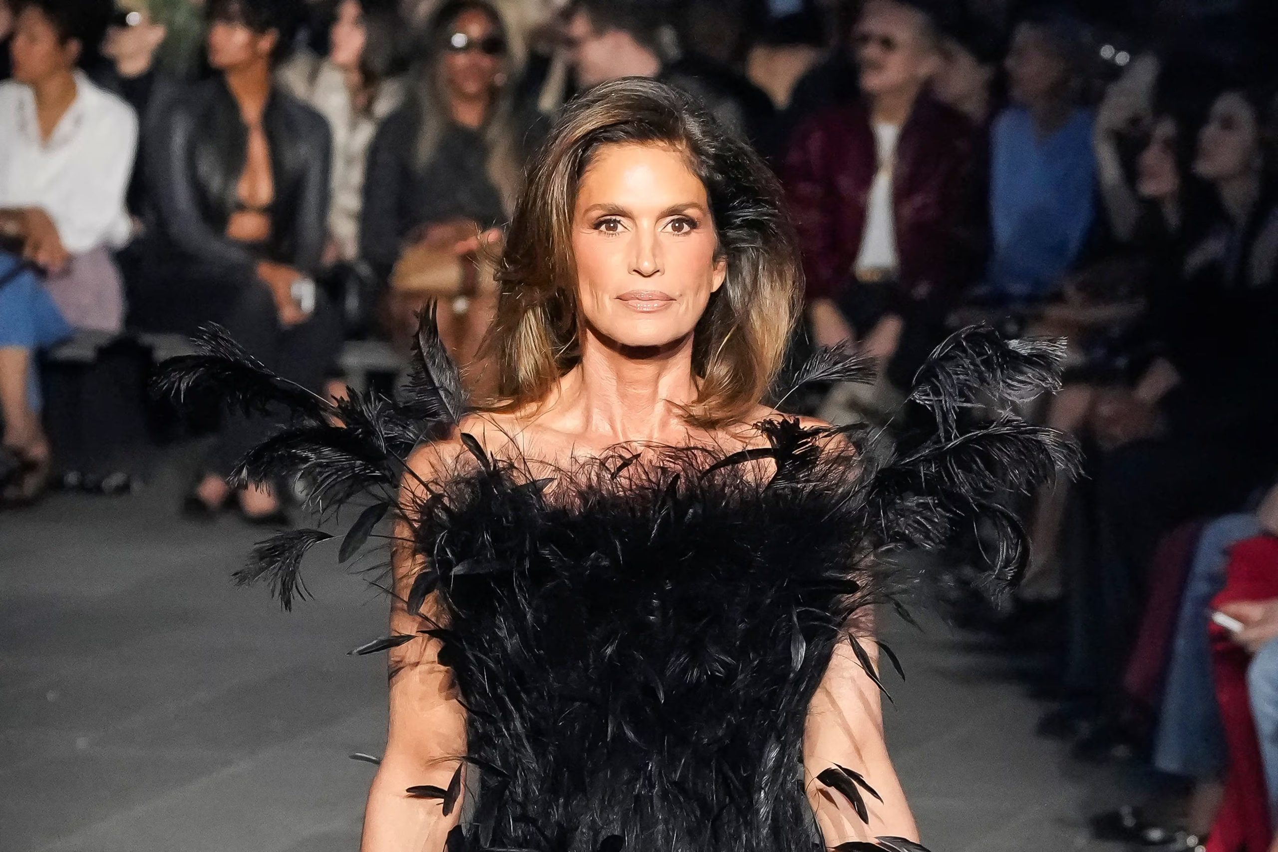 La supermodelo regresó a la pasarela para cerrar el desfile, añadiendo un momento icónico a la noche de Gucci en Manhattan (REUTERS/Eduardo Munoz)