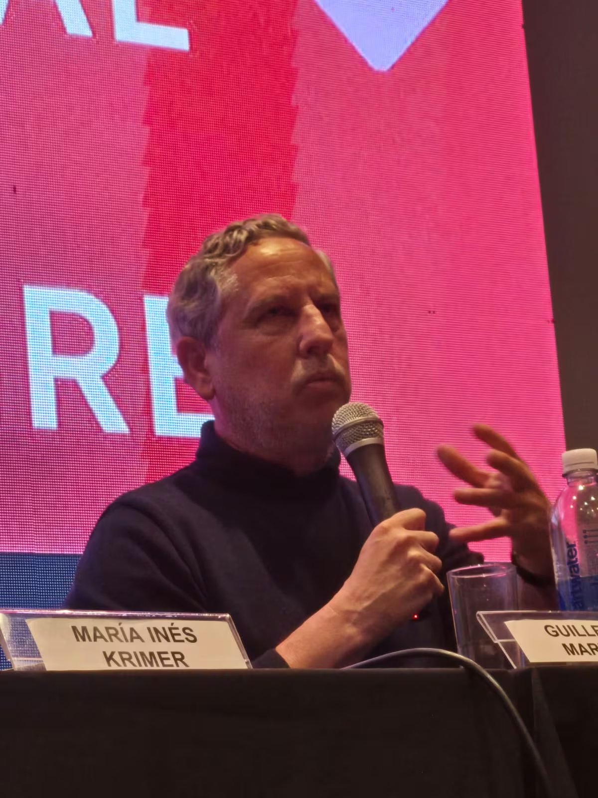 “¿Encima esperan que los aplaudan? ¿Qué quiere: ir al centro de discapacitados de Calamuchita y que los discapacitados lo aplaudan? ¿O al centro de jubilados y que los jubilados le aplaudan por pegarles todos los miércoles?”, dice Guillermo Martínez