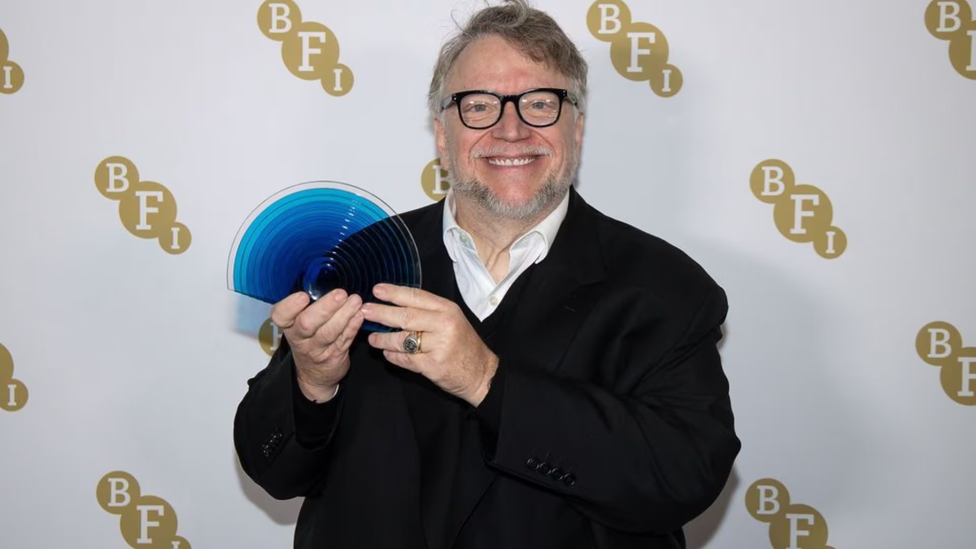 A pesar de escribir más de 40 guiones, solo 13 largometrajes componen la filmografía de Del Toro, quien aún espera retomar adaptaciones pendientes (RS)