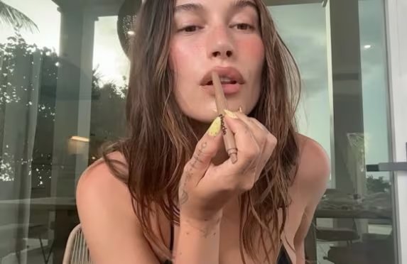 La empresaria afrontó problemas de formulación en productos de Rhode, priorizando la retroalimentación de los consumidores para mejorar la experiencia del cliente (@haileybieber)