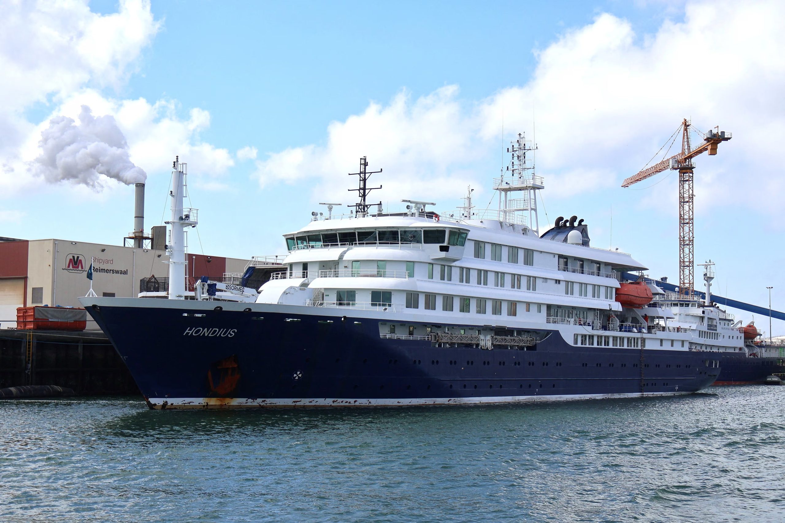 El crucero MV Hondius ha registrado tres muertes confirmadas por hantavirus y mantiene a 170 personas bajo estricto aislamiento sanitario camino a las Islas Canarias. 