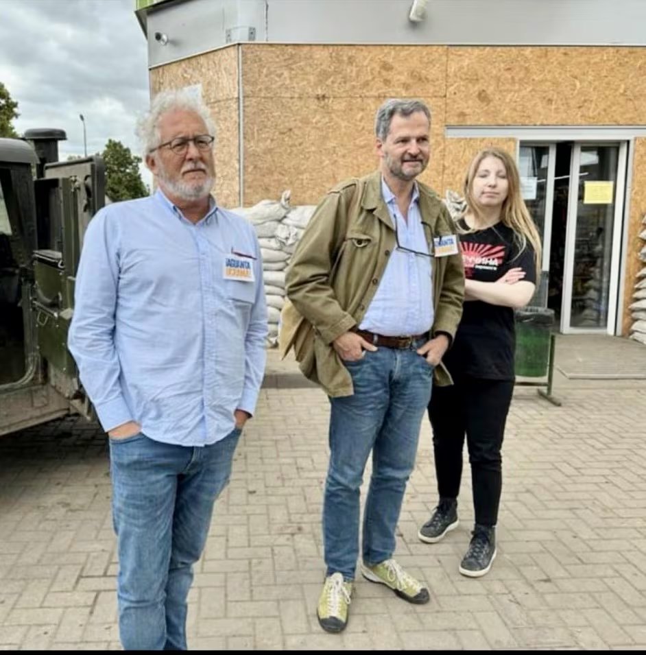 Héctor Abad Faciolince, Sergio Jaramillo y Victoria Amelina, horas antes del ataque ruso en Kramatorsk que provocó las heridas y la posterior muerte de Victoria.