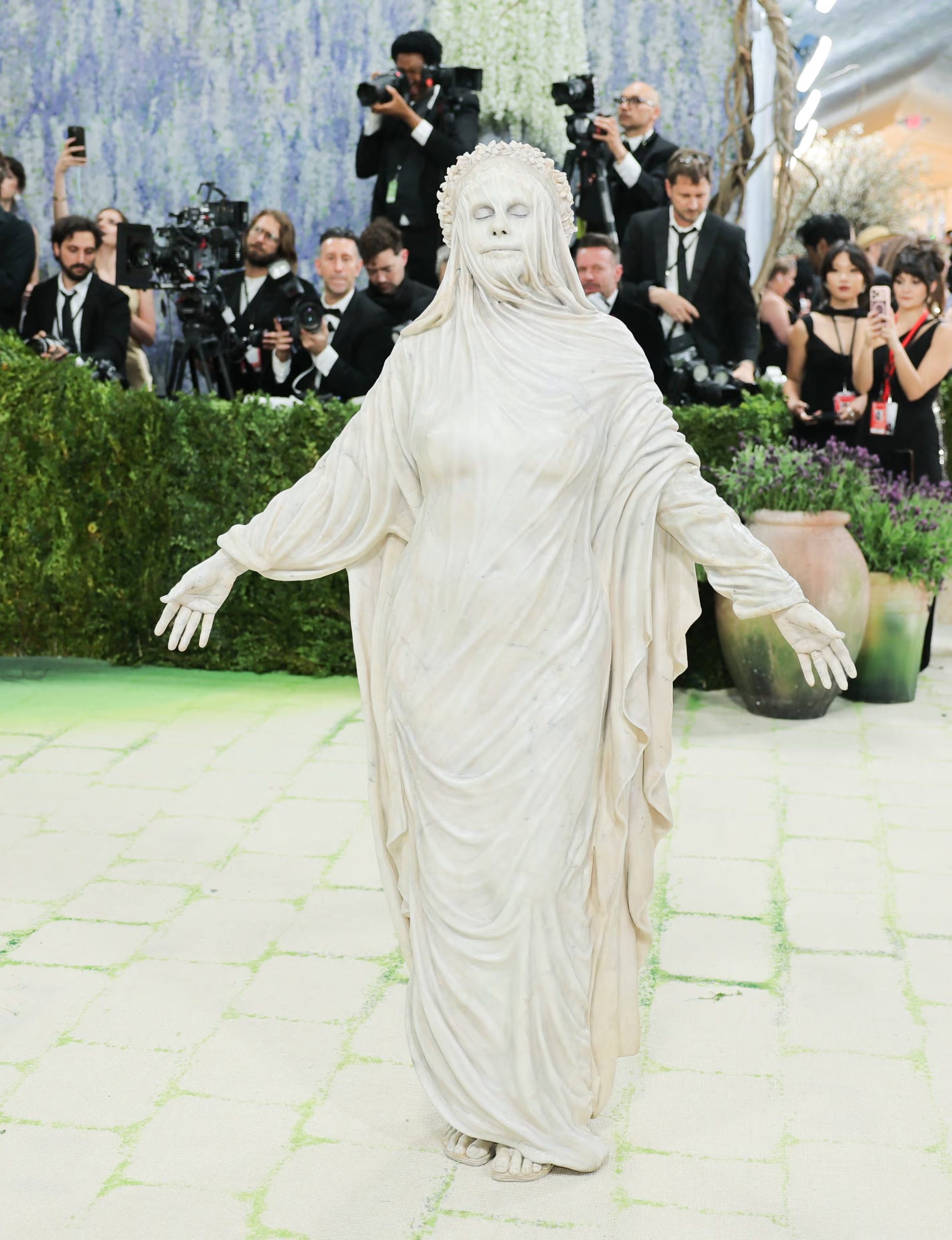 Heidi Klum inspiró su vestuario en la obra “Veiled Vestal”, del escultor Raffaele Monti.. (REUTERS/Daniel Cole)