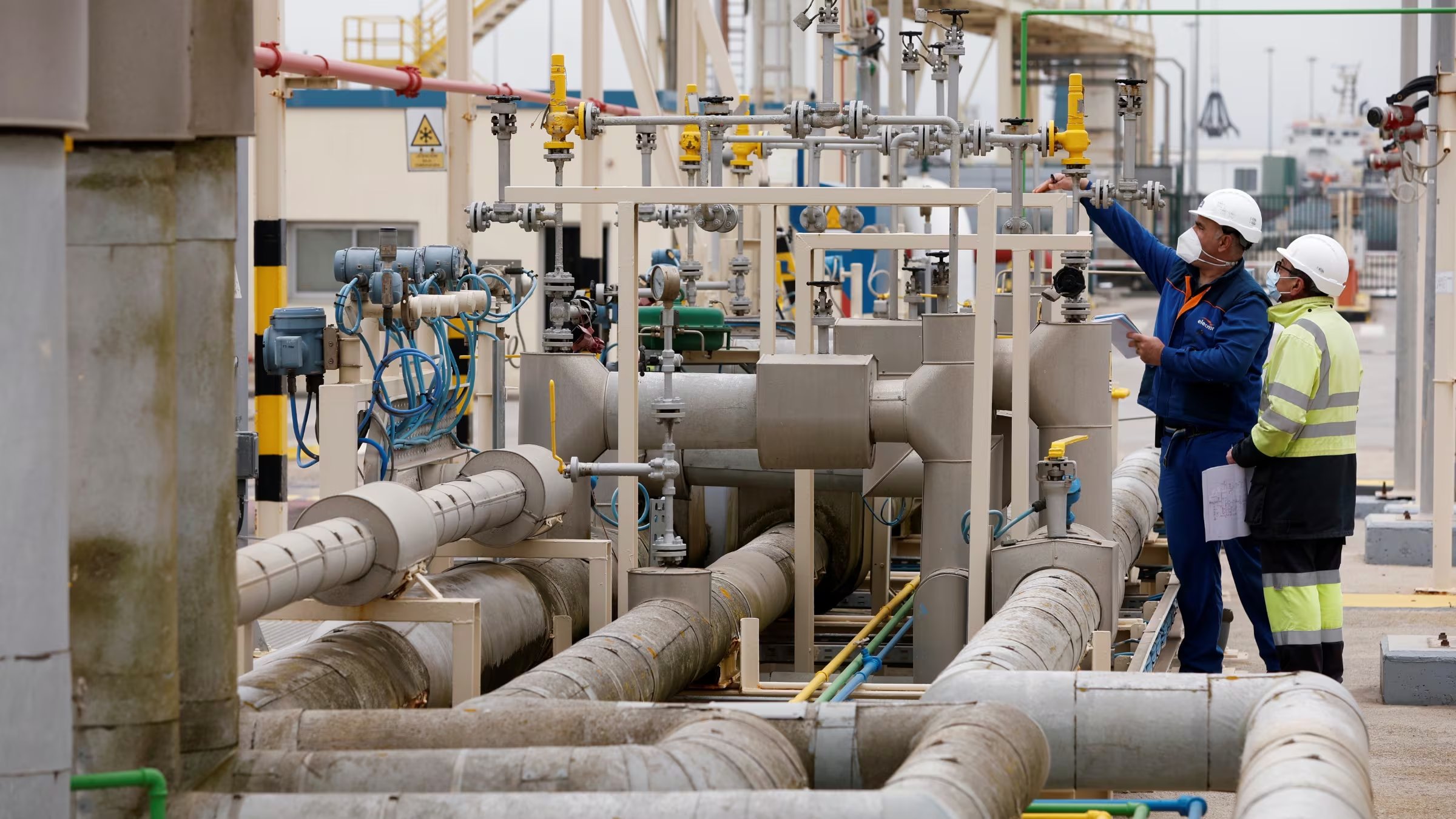 Varias personas trabajan en la terminal de gas natural licuado (GNL) de Enagás en la Zona Franca de Barcelona. (REUTERS/Albert Gea/Imagen de archivo)