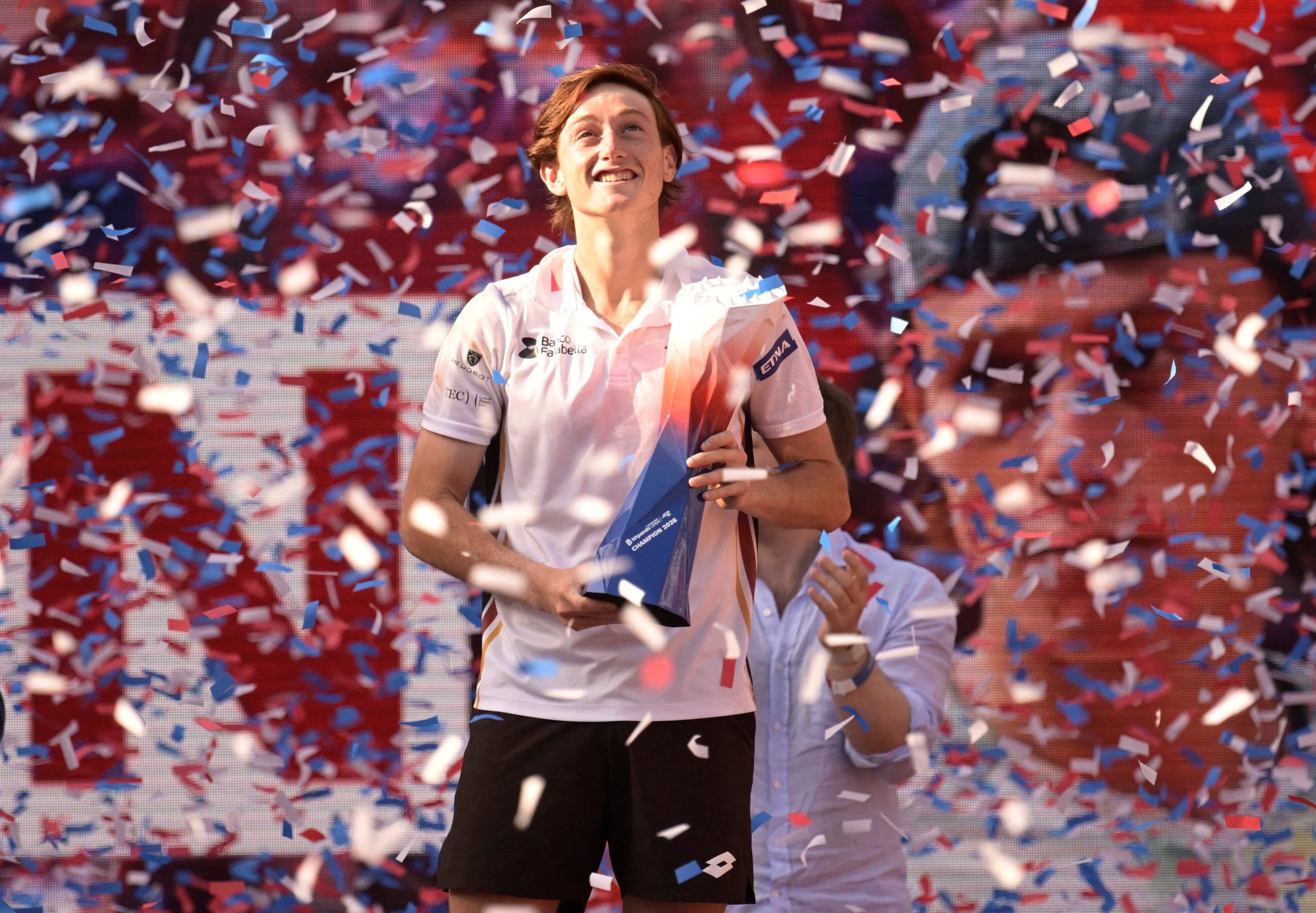 Tenis - ATP 500 - Abierto de Hamburgo - Am Rothenbaum, Hamburgo, Alemania - 23 de mayo de 2026 Ignacio Buse de Perú celebra con el trofeo después de ganar su partido final contra Tommy Paul de Estados Unidos. REUTERS/Fabian Bimmer