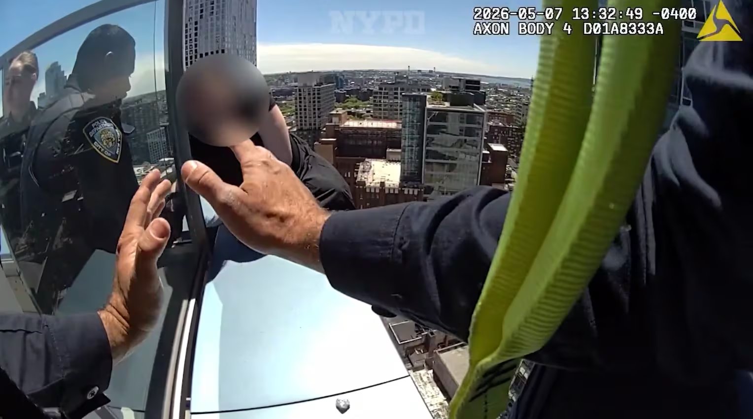  Los agentes lograron acercarse a la mujer en riesgo utilizando técnicas de seguridad y contención sobre la terraza del piso 30 (NYPD)