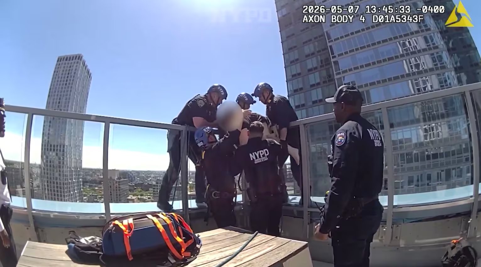 Tras varios minutos de tensión, la mujer fue puesta a salvo y derivada a un hospital para recibir atención profesional (NYPD)