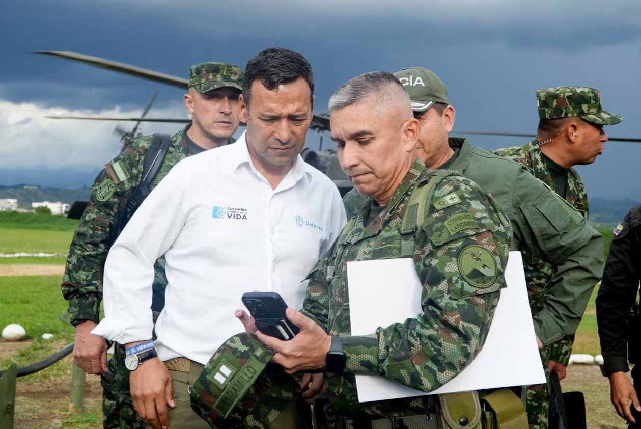 El comandante general de las Fuerzas Militares, Hugo Alejandro López, y el ministro de Defensa, pedro Sánchez - crédito Reuters