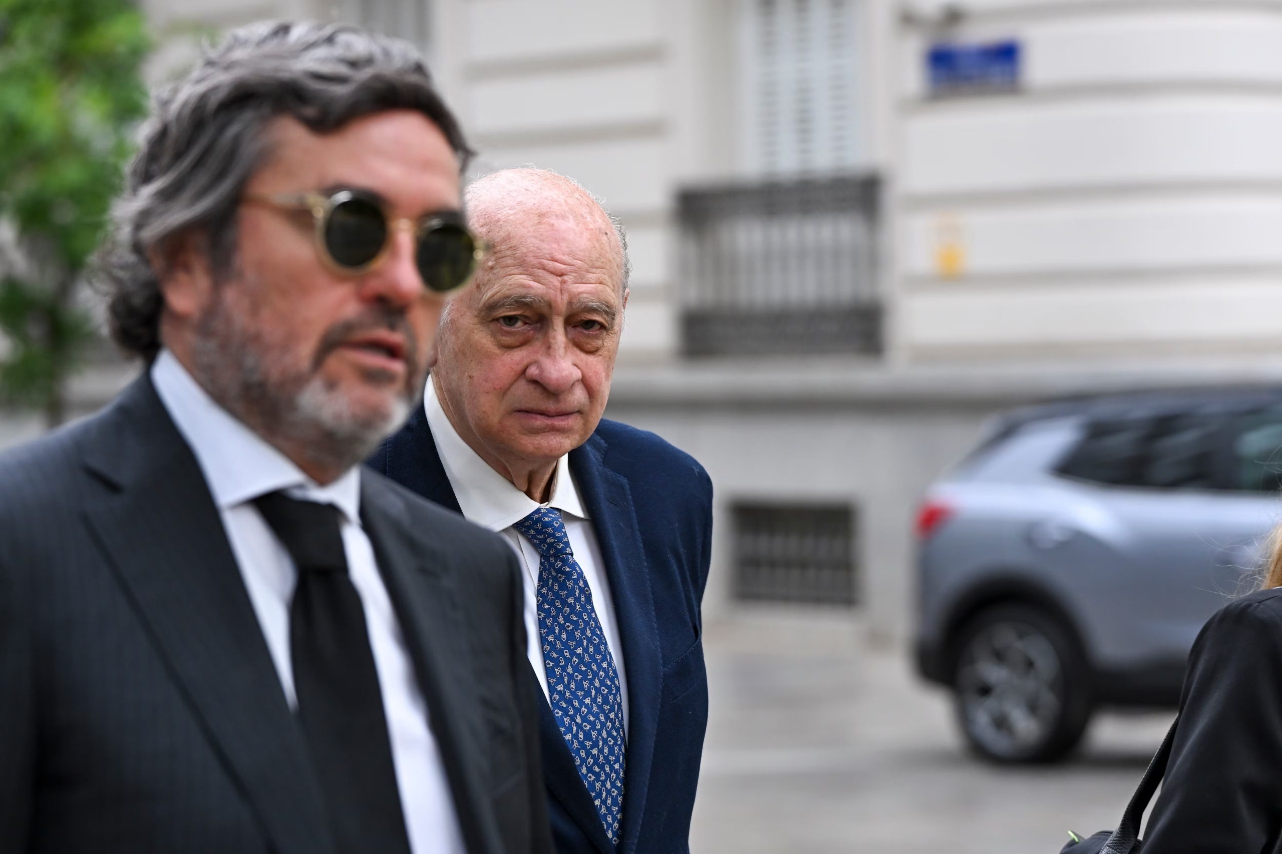 Jorge Fernández Díaz y su abogado a las puertas de la Audiencia Nacional. (EFE/Fernando Villar)