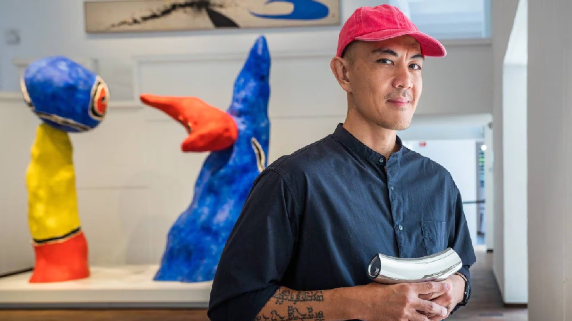 Tuan Andrew Nguyen, artista vietnamita-estadounidense, se especializa en transformar objetos bélicos en piezas de arte para la sanación colectiva (Fundació Joan Miró/Pep Herrero)
