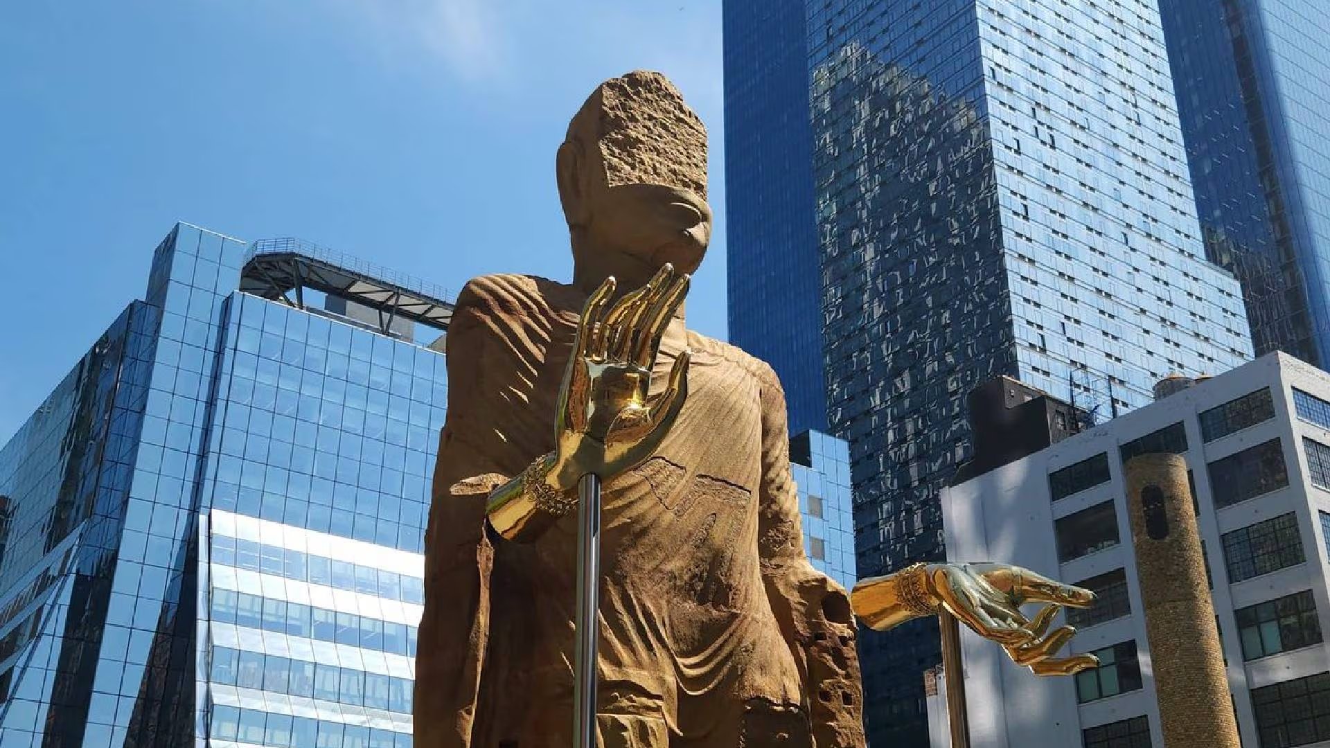 La escultura no replica literalmente los Budas de Bamiyán, sino que explora su esencia y reencarna el patrimonio cultural perdido por la guerra (X)
