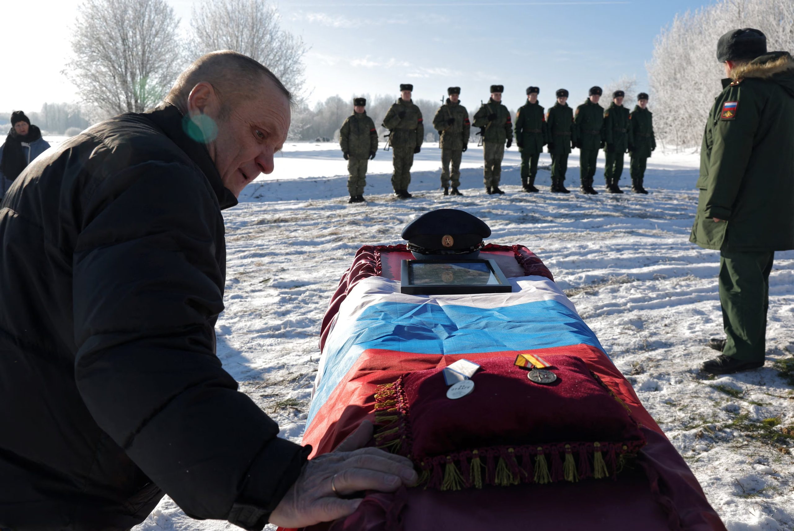 Funeral del sargento ruso Vladimir Pozdnyakov, muerto en combate en Ucrania, en la aldea de Orzhitsy, región de Leningrado. Las bajas rusas ya alcanzarían las 40.000 mensuales entre muertos y heridos, según estimaciones occidentales (REUTERS/Anton Vaganov)