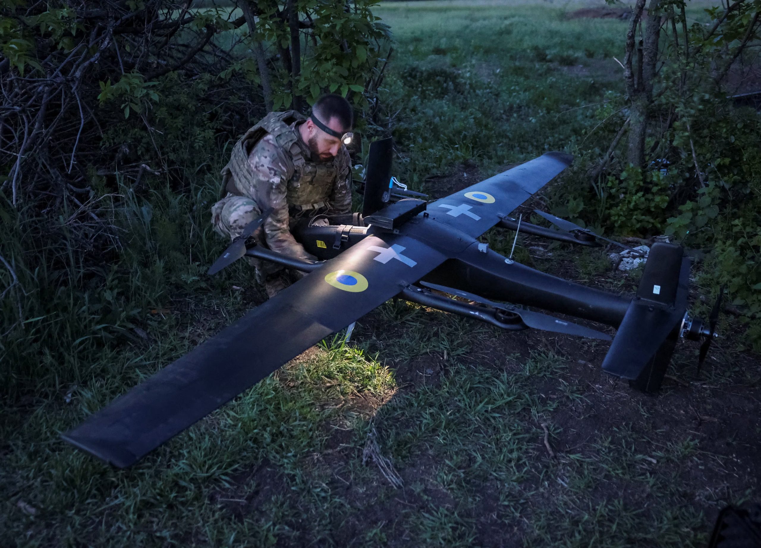 Un soldado ucraniano prepara un dron Gara, vehículo aéreo no tripulado multifuncional equipado con inteligencia artificial, en el frente de Donetsk. Ucrania estableció una