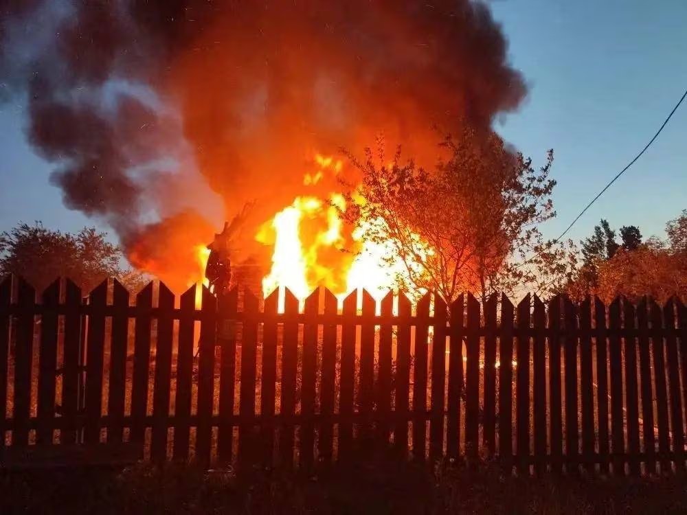 Una casa arde tras un ataque de drones ucranianos en la aldea de Subbotino, en la región de Moscú, el 17 de mayo. Los drones ucranianos golpean con regularidad en profundidad dentro de Rusia. (Gobernación de la región de Moscú/Andrei Vorobyov vía REUTERS)