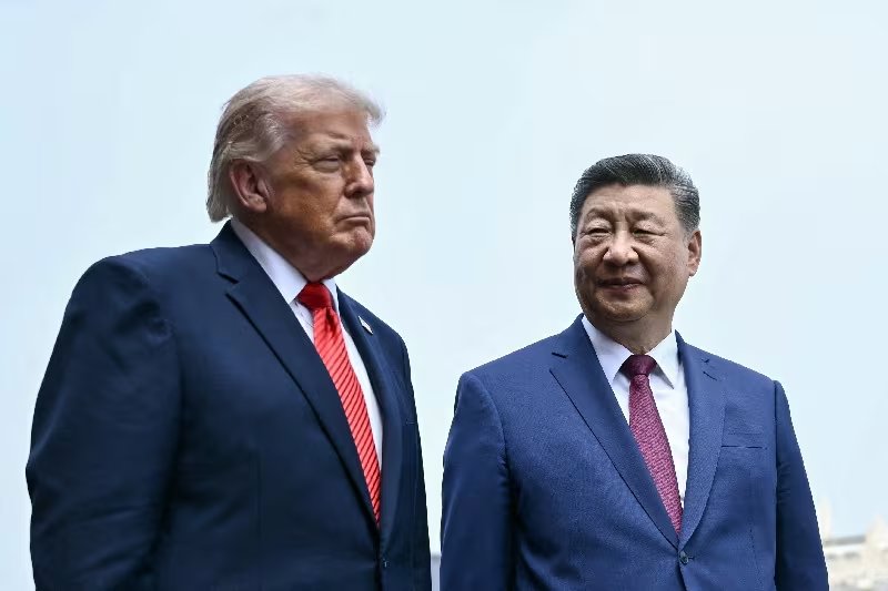 Xi Jinping y Donald Trump en el Templo del Cielo de Pekín, el 14 de mayo. Durante ese encuentro, el presidente chino habría señalado que Putin podría arrepentirse algún día de haber invadido Ucrania. (BRENDAN SMIALOWSKI/Pool vía REUTERS/archivo)