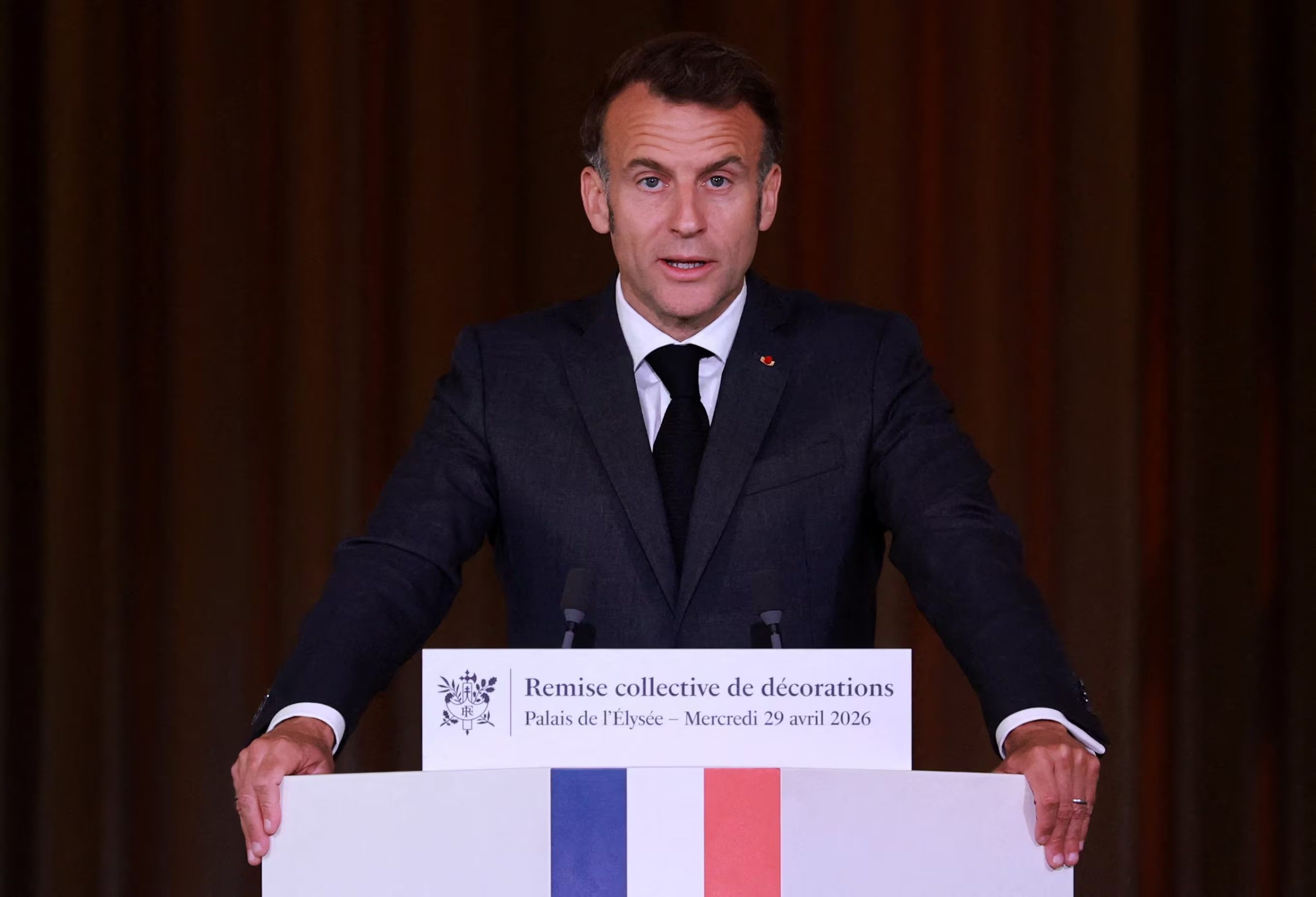 Con el objetivo de desbloquear la situación en torno al estrecho, el presidente francés Emmanuel Macron espera persuadir a Estados Unidos e Irán para que reabran la vía marítima en disputa incluso antes de que lleguen a un acuerdo para poner fin a la guerra (REUTERS)