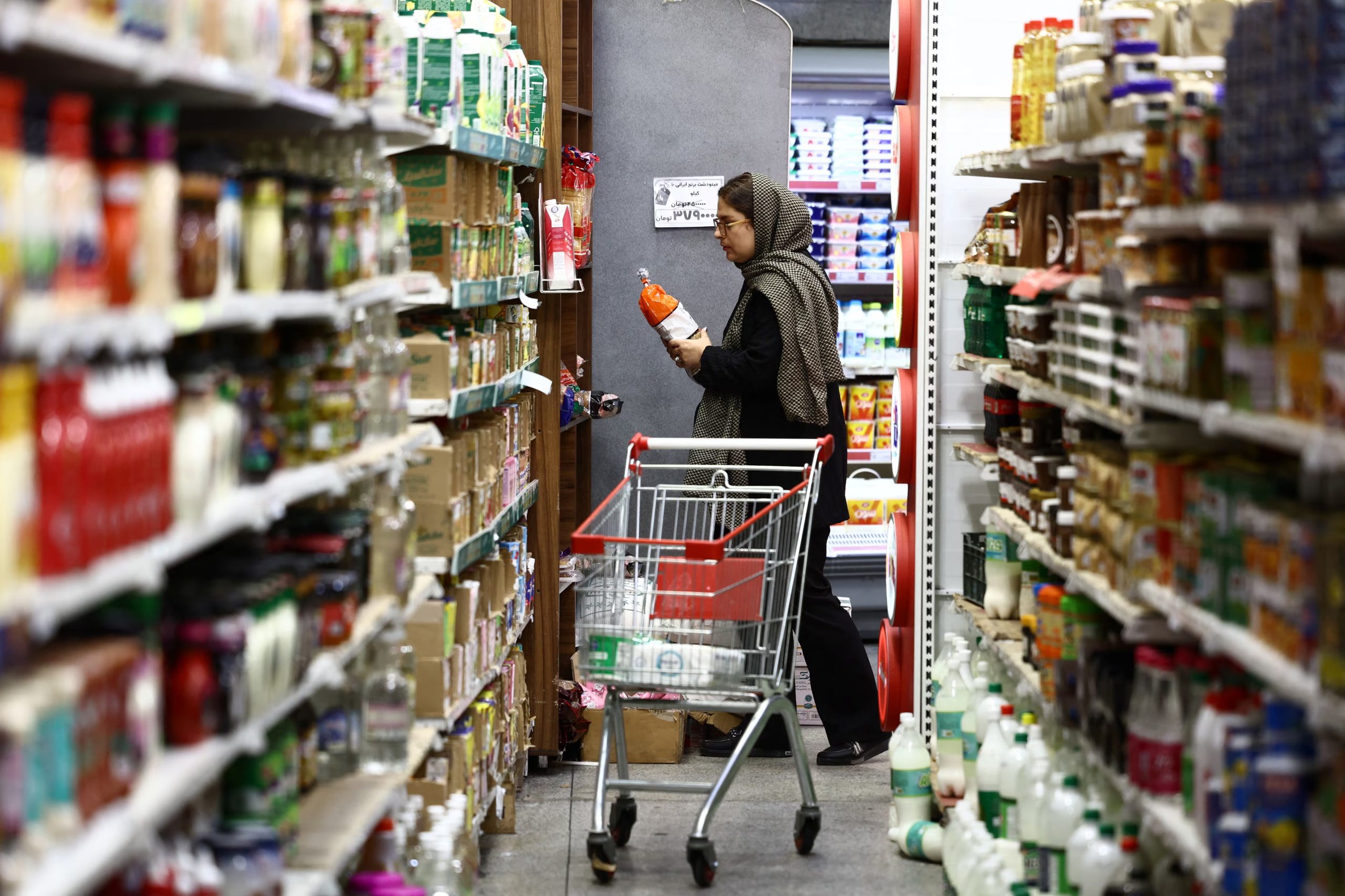 Una mujer iraní compra en una tienda en Teherán, Irán, el 28 de abril de 2026 (REUTERS)