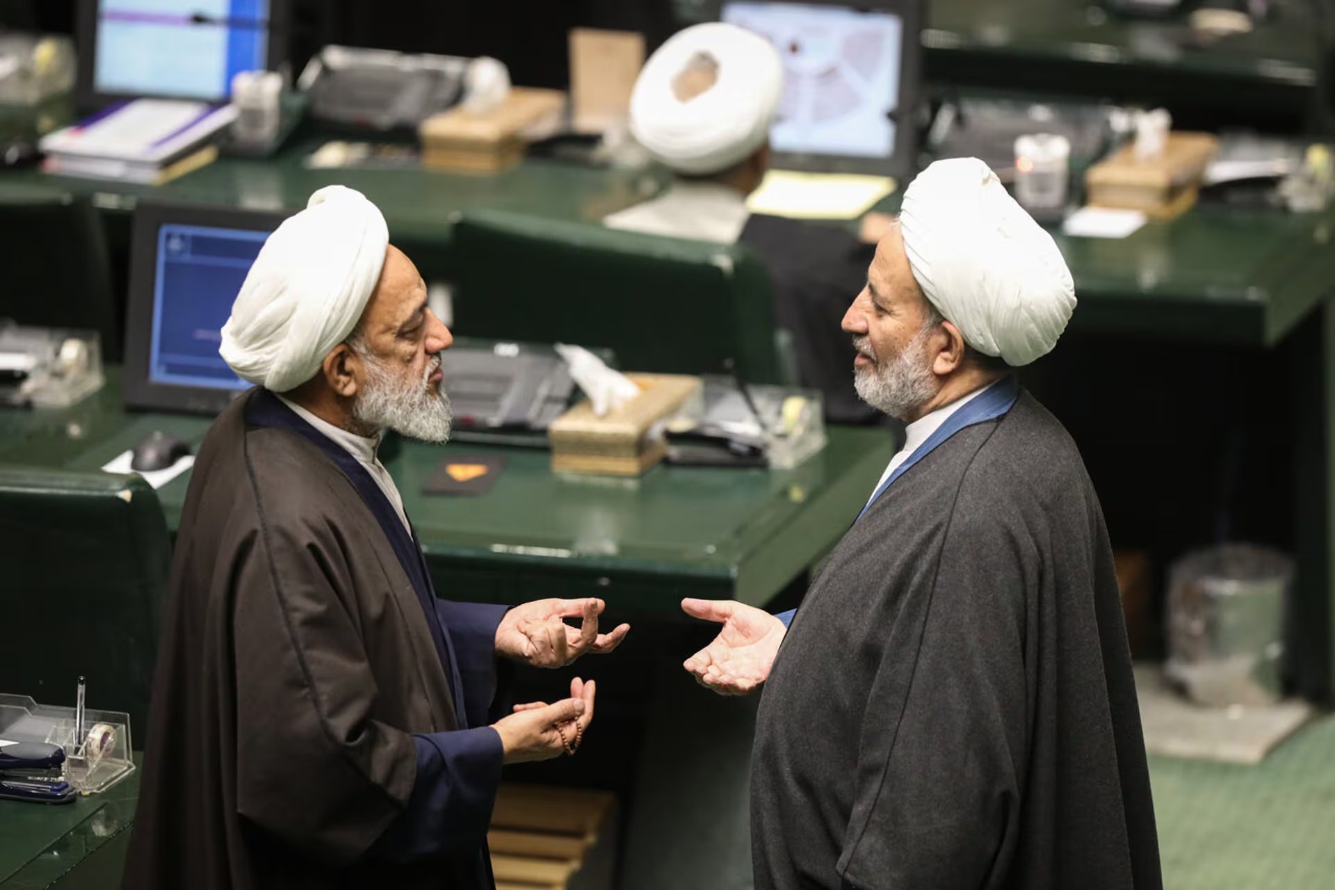 Legisladores iraníes participan en una sesión abierta del parlamento en Teherán, mientras manifestantes protestan contra la precaria situación económica de la ciudad (Europa Press/Archivo)