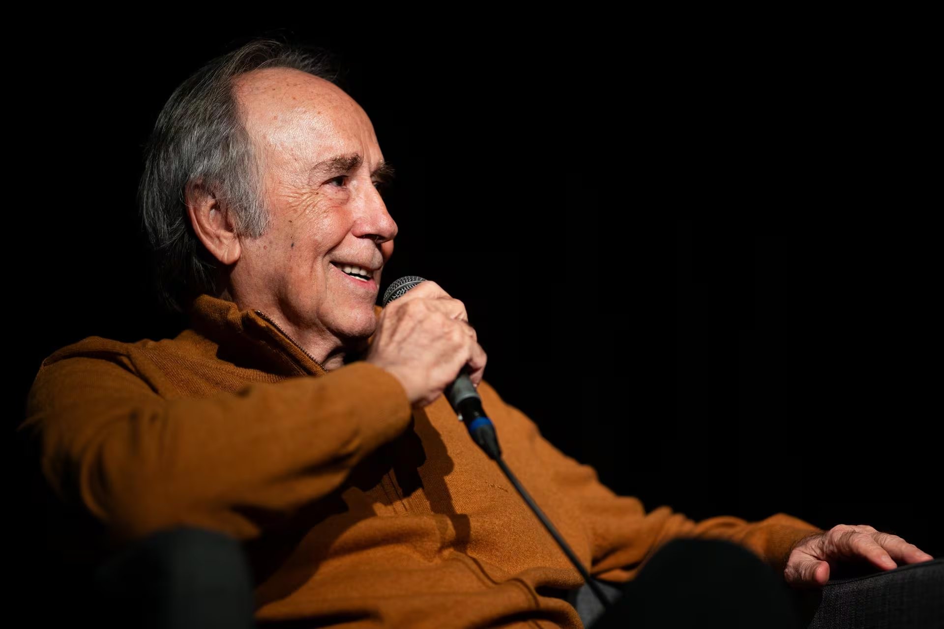 La puesta en escena fusiona canciones de Joan Manuel Serrat con la poesía de Machado, resaltando su influencia intergeneracional