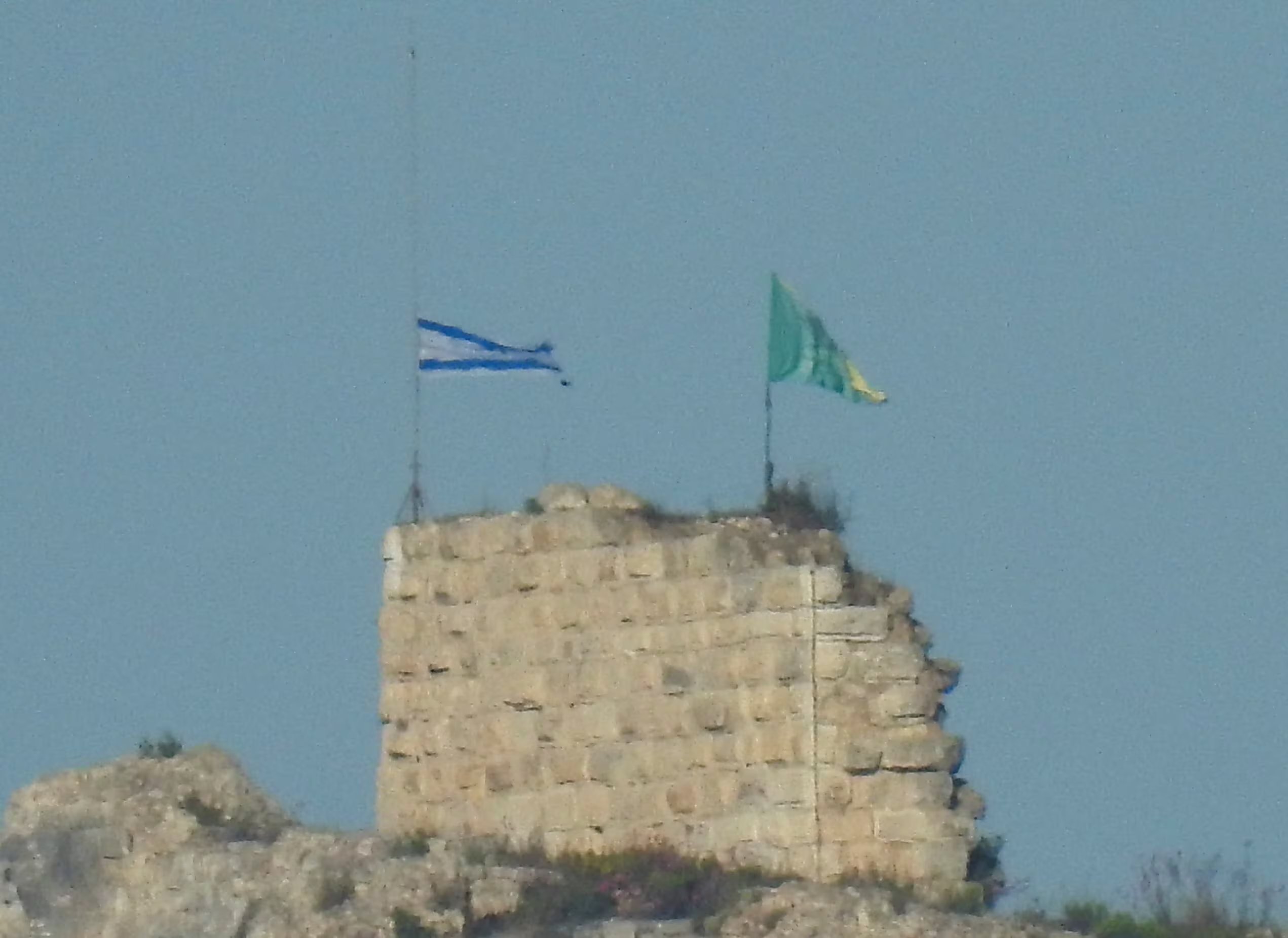 La Brigada Golani y soldados israelíes izaron la bandera de Israel y de su brigada sobre Beaufort, según anunció el ministro de Defensa Israel Katz. (REUTERS/Stringer)