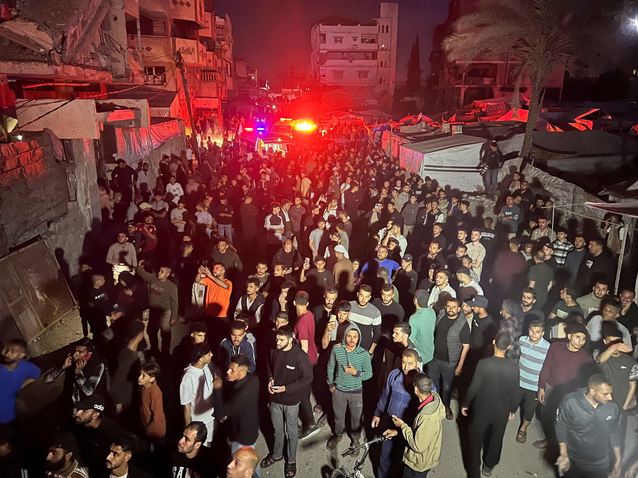 Varias personas se congregan alrededor de un edificio de apartamentos mientras arde un incendio tras un bombardeo israelí, según el Ministerio de Salud, en la ciudad de Gaza, el 15 de mayo de 2026. REUTERS/Ebrahim Hajjaj