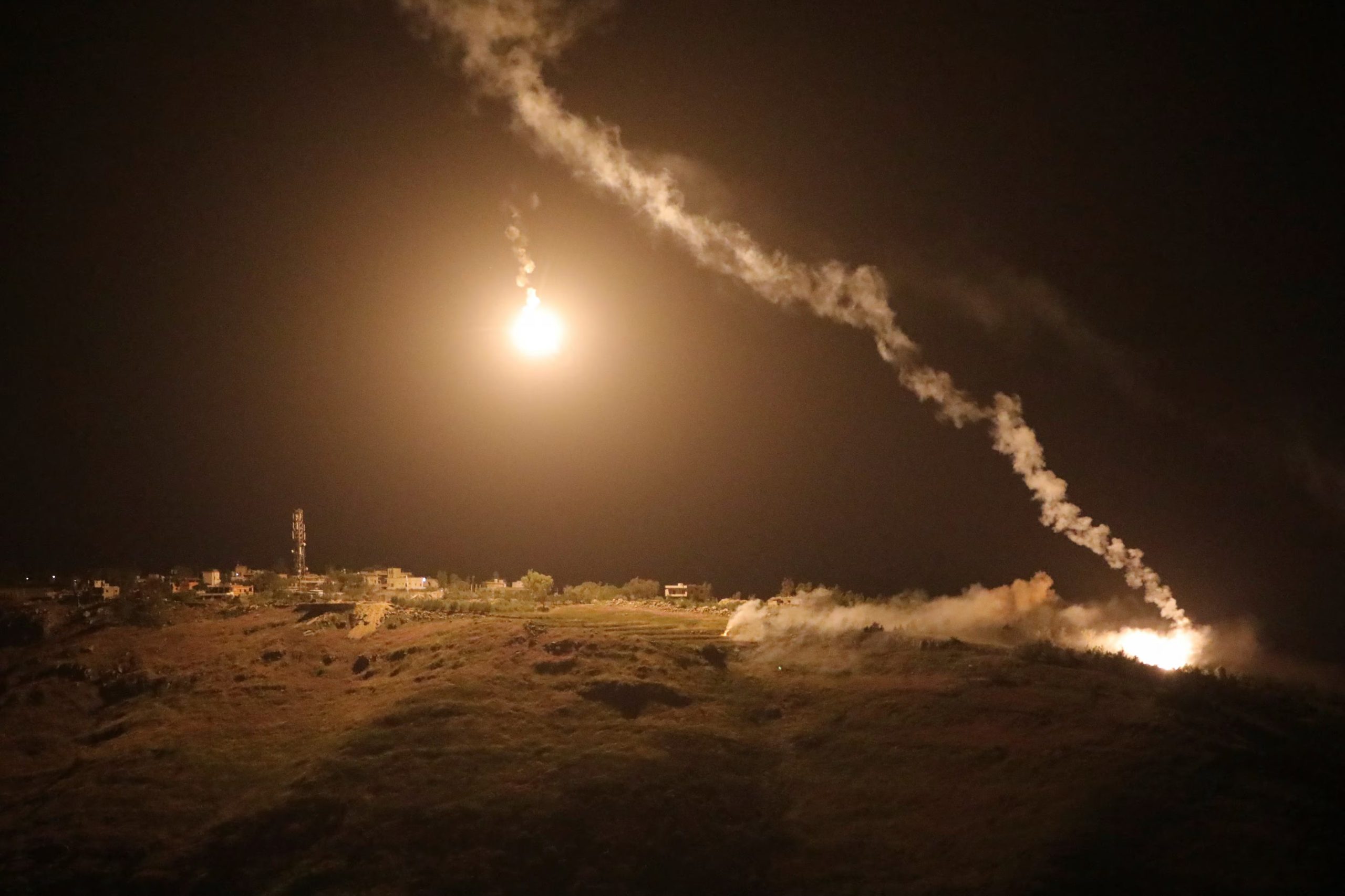 Fuerzas israelíes lanzan bengalas en Arnoun, visto desde Marjayoun, Líbano, el 14 de mayo de 2026 (REUTERS/Karamallah Daher)