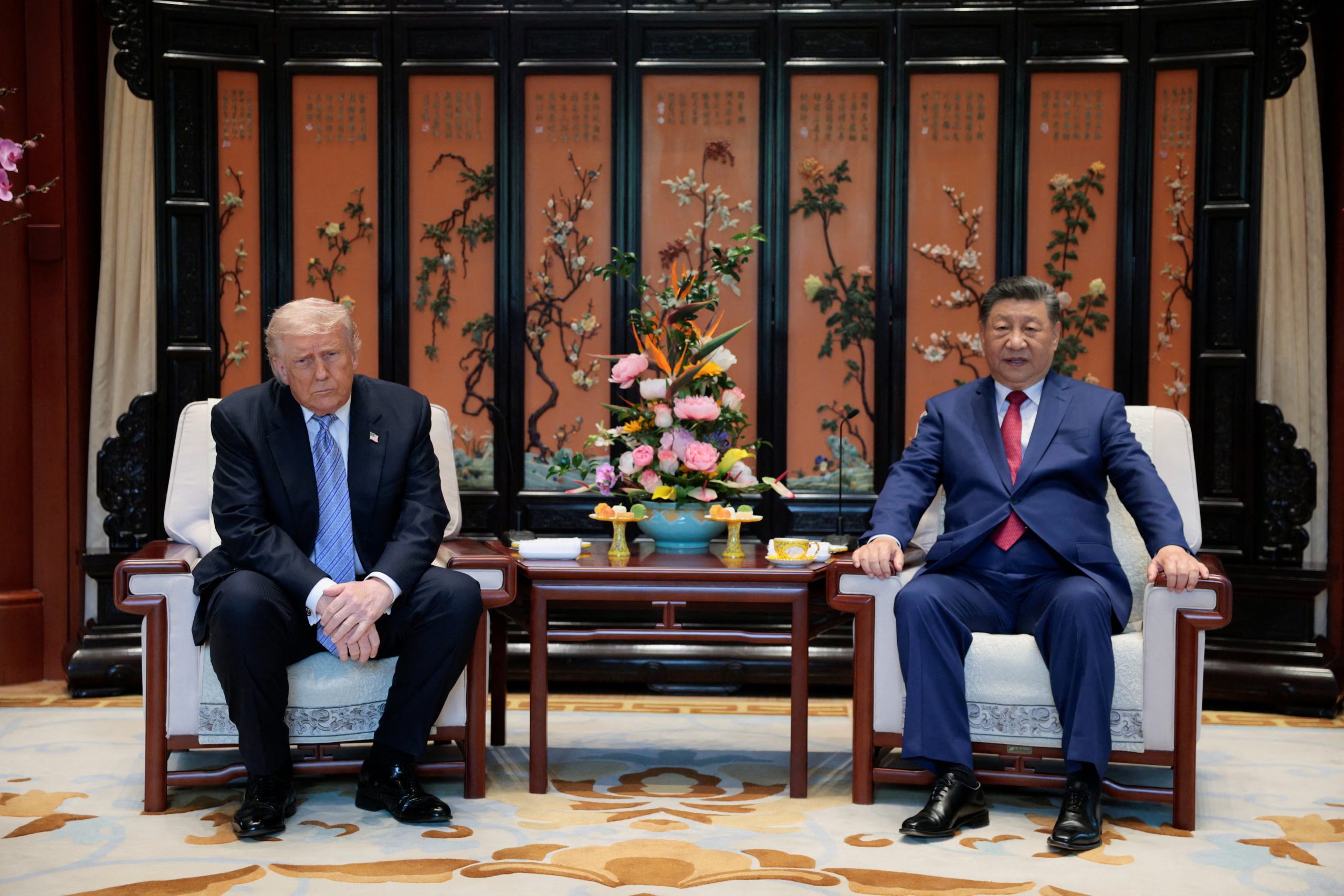 El presidente chino Xi Jinping y el presidente estadounidense Donald Trump asisten a una reunión en el marco de su visita al Jardín Zhongnanhai en Pekín, China, el 15 de mayo de 2026 (REUTERS/Evan Vucci)