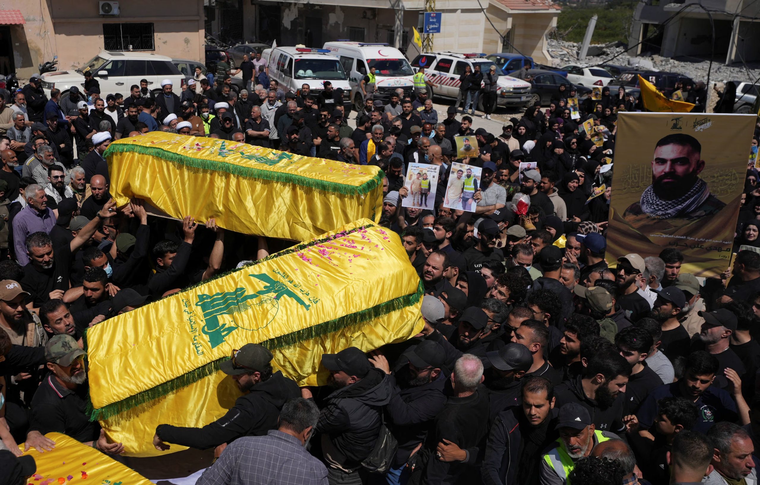 Un grupo de personas asiste al funeral de las víctimas, entre las que se encuentran miembros de Hezbollah, que perdieron la vida durante el conflicto con Israel, en Mansouri (Líbano), el 23 de abril de 2026. REUTERS/Stringer