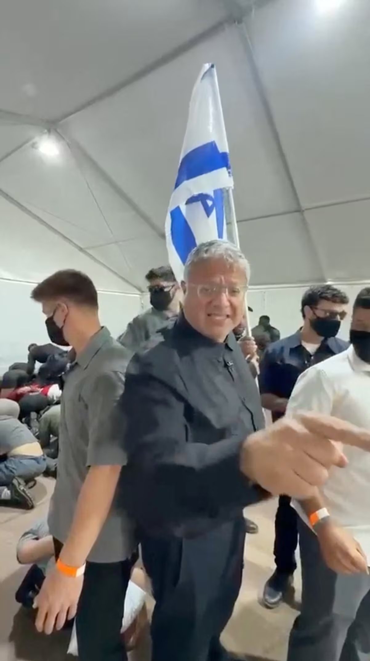 El ministro israelí de Seguridad Nacional Itamar Ben Gvir reacciona ante los activistas de la Flotilla detenidos en el puerto de Ashdod este miércoles. (Oficina de Itamar Ben Gvir/Handout vía REUTERS)